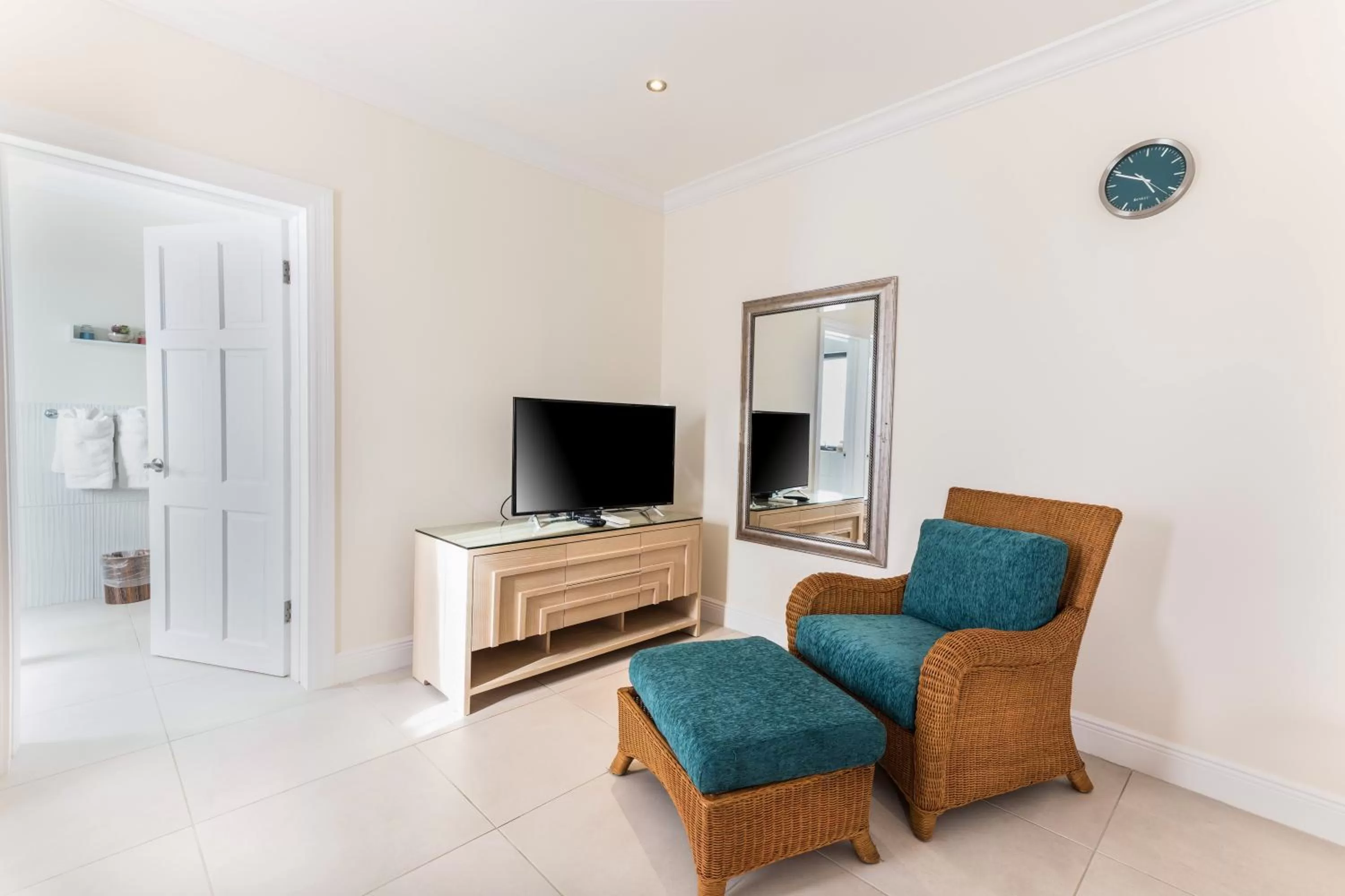 TV and multimedia in Bay Gardens Beach Resort & Spa