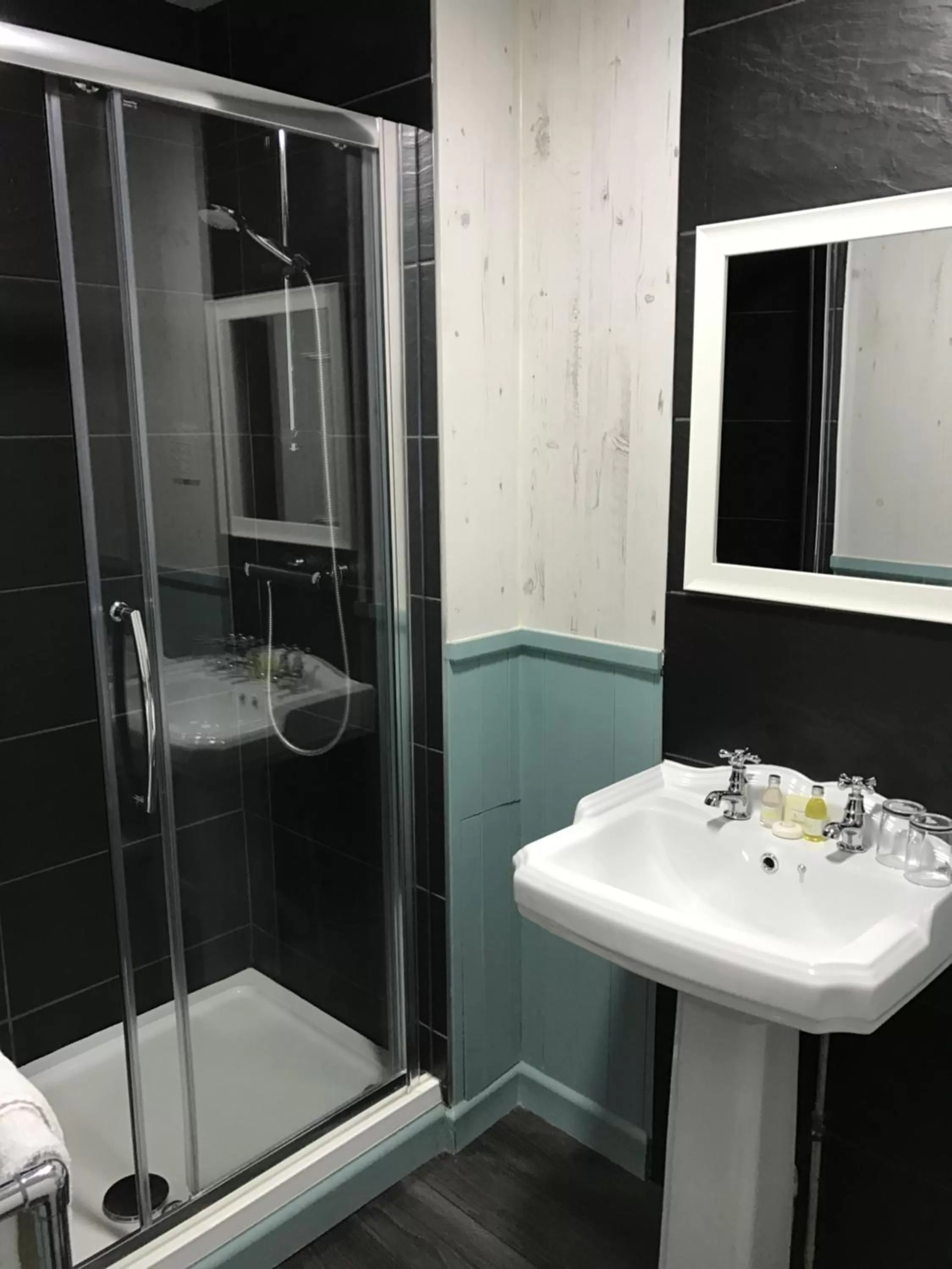 Shower in South Lawn Hotel