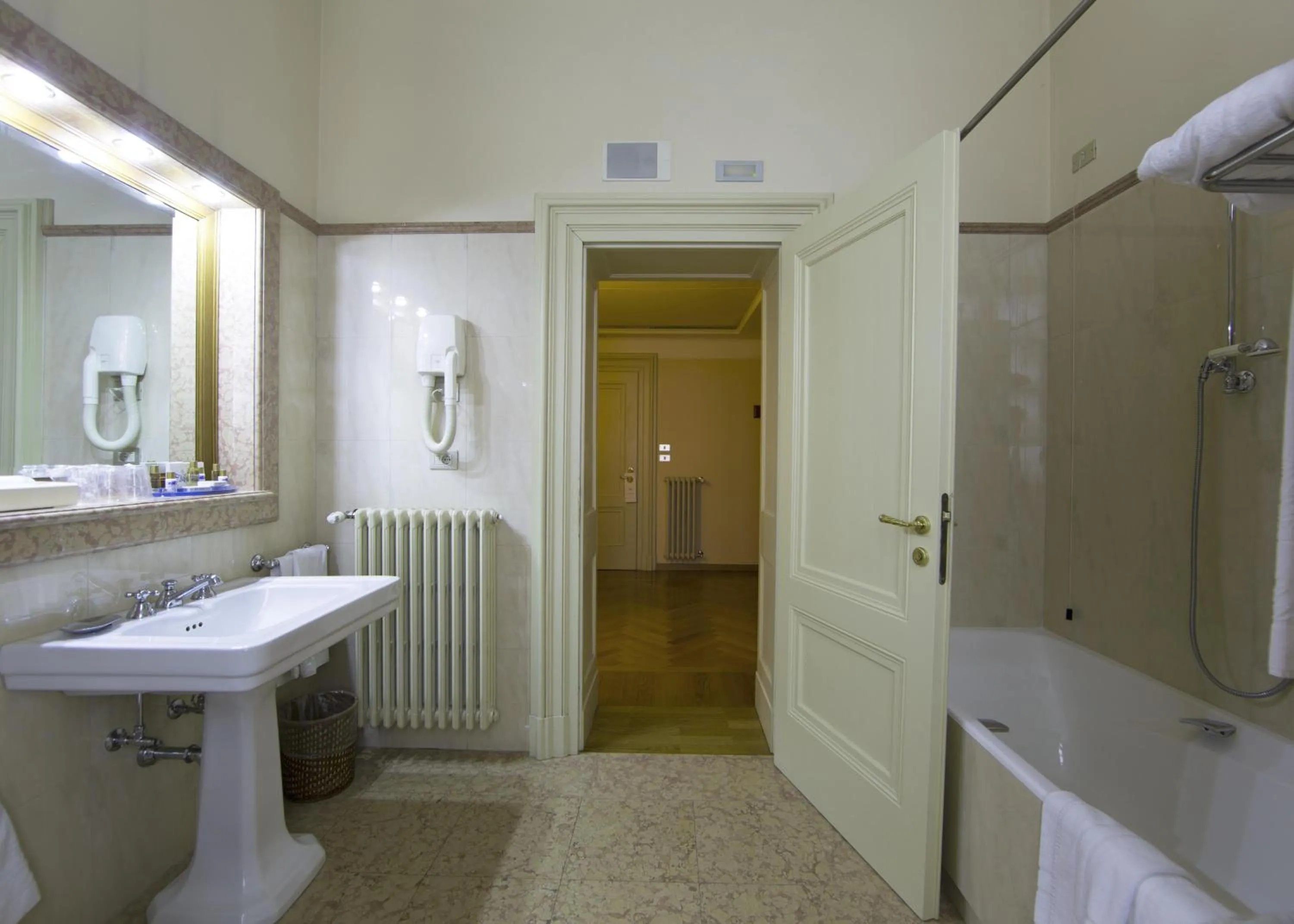 Bathroom in Villa Fenaroli Palace Hotel