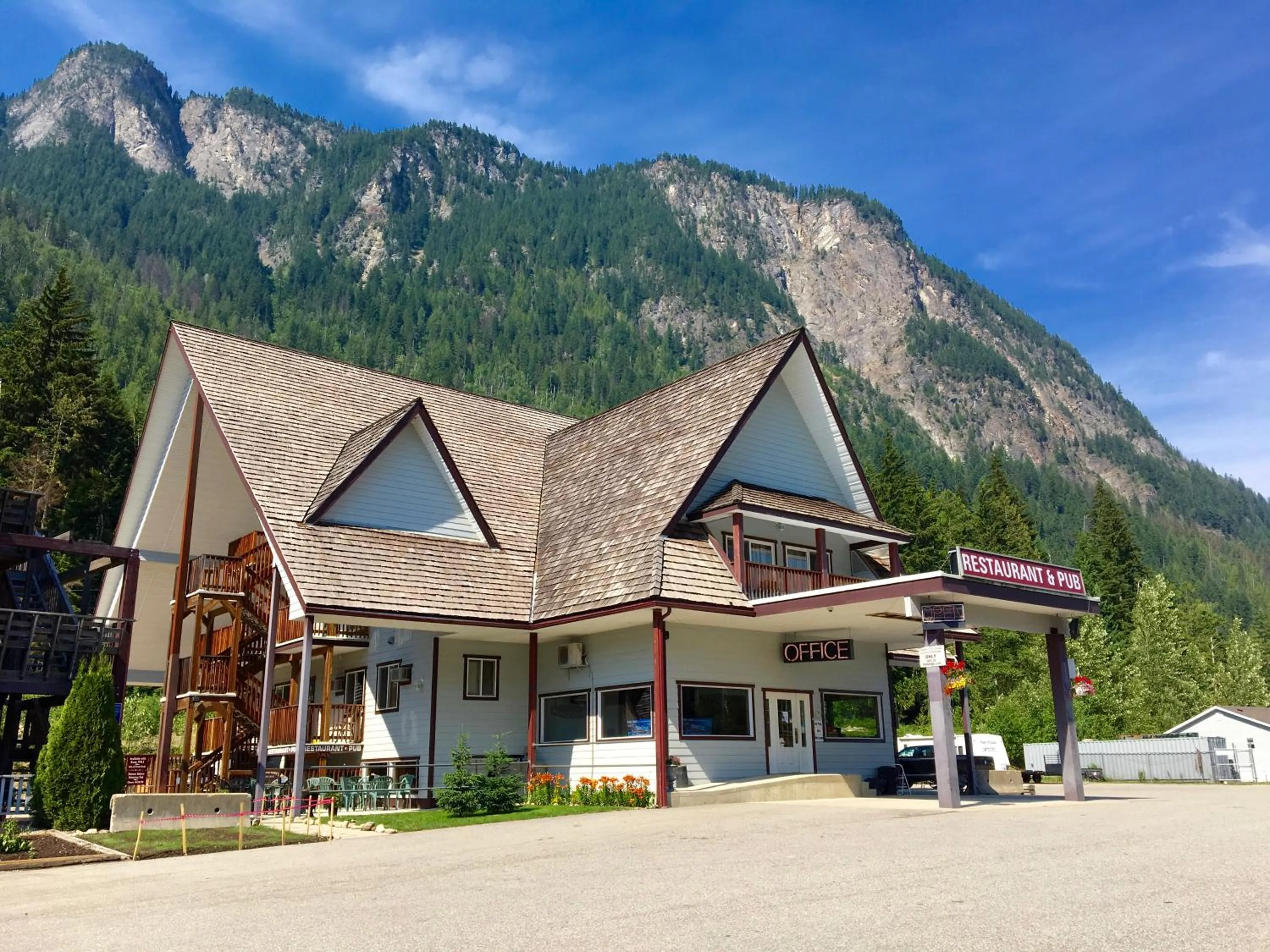 Facade/entrance in Peaks Lodge