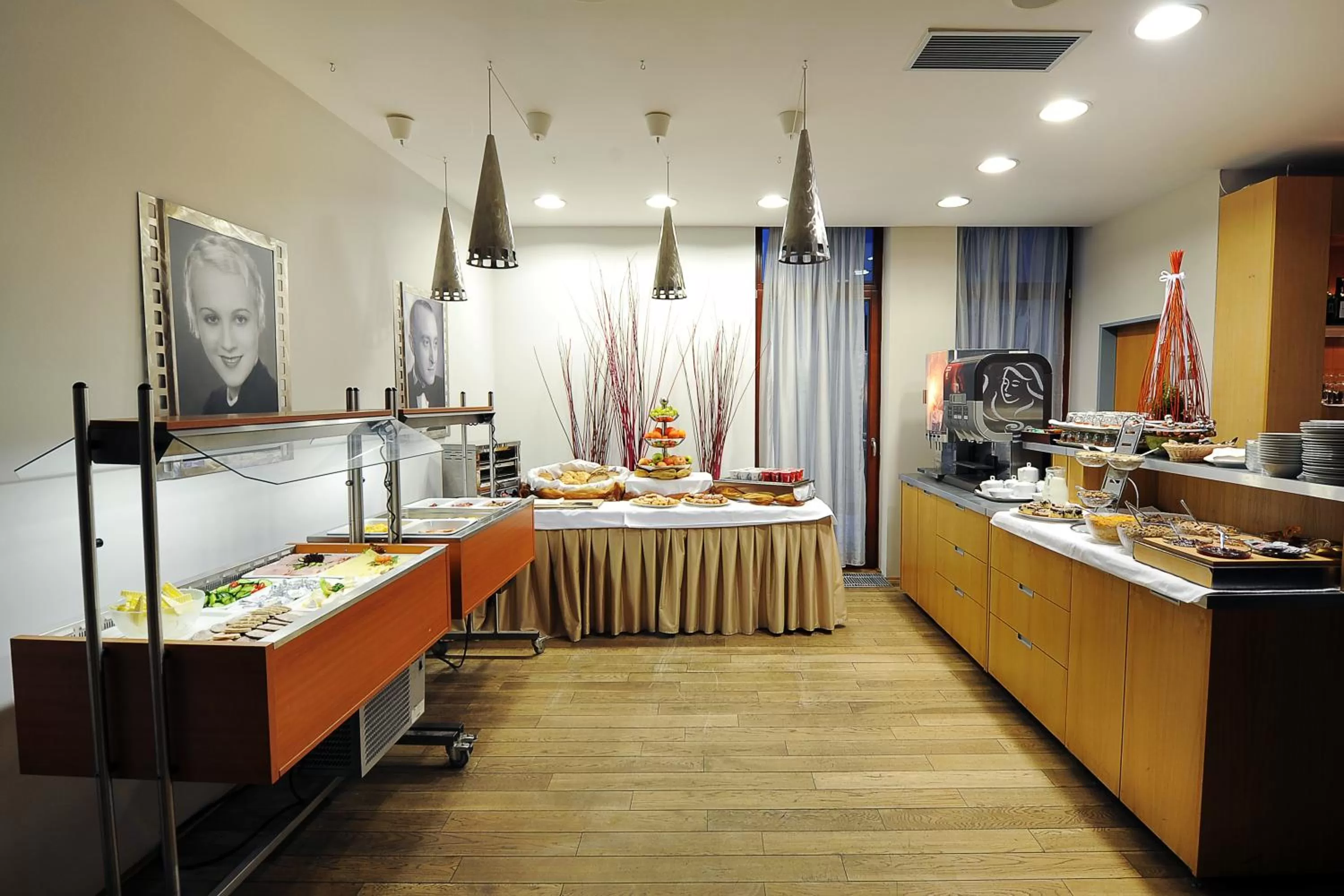 Restaurant/places to eat in Hotel Biograf