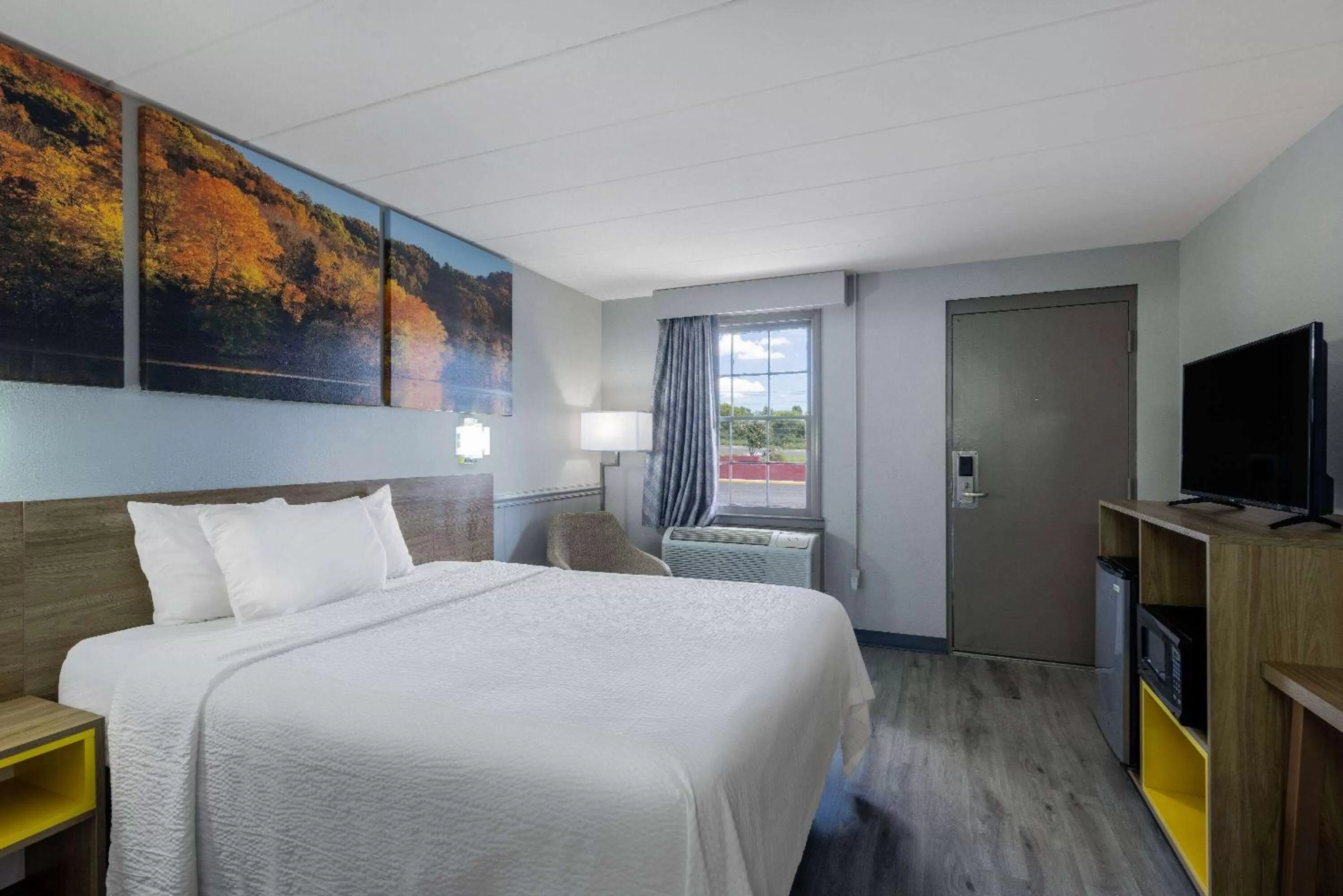 Photo of the whole room, Bed in Days Inn by Wyndham Lincolnton