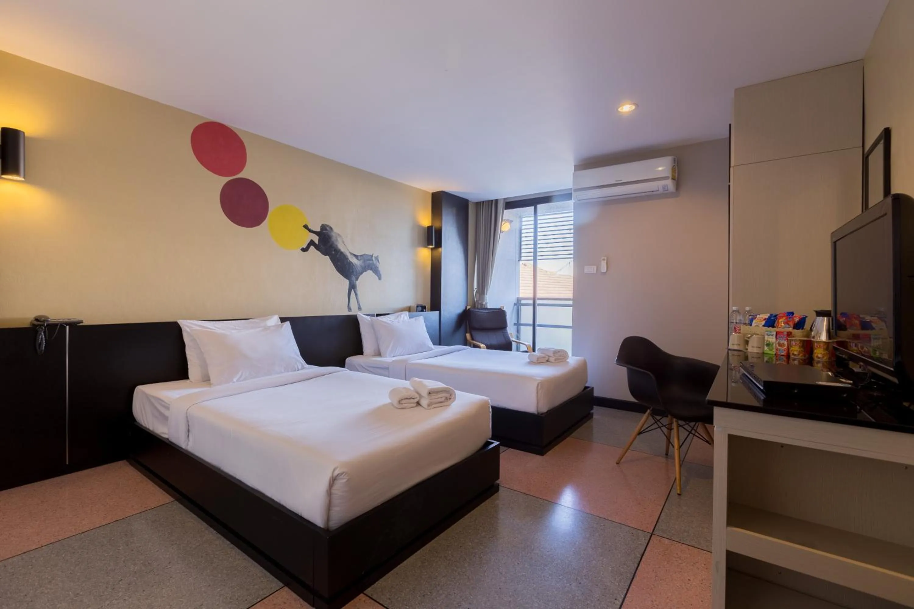 Photo of the whole room, Bed in Pen Ta Hug Hotel