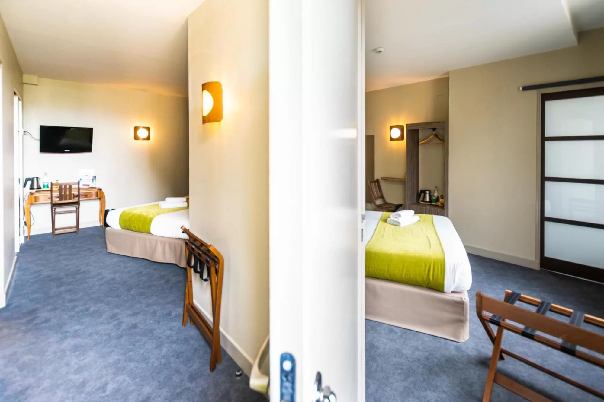 Bed in Logis Hôtel Le Vert Galant