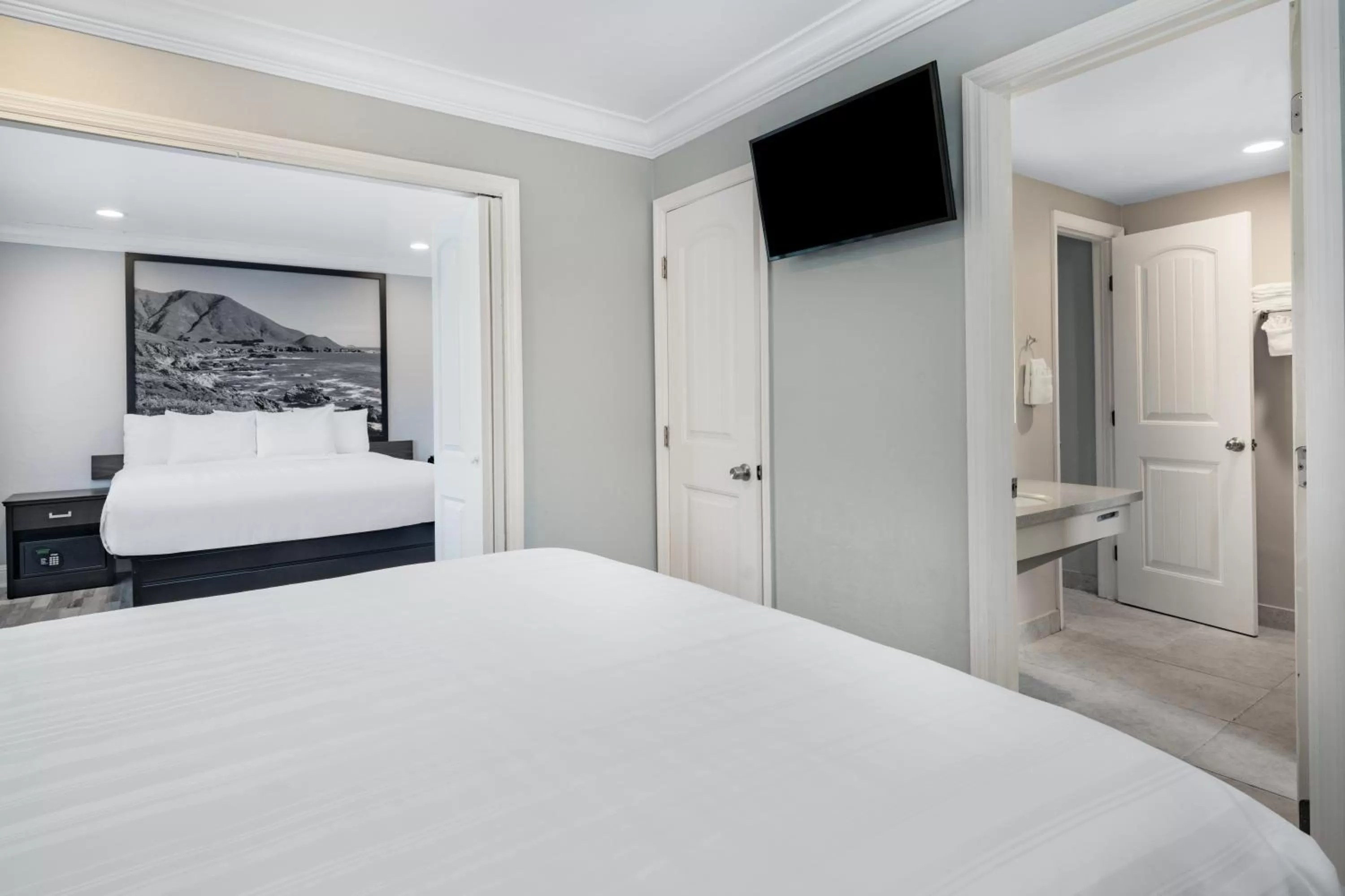 Photo of the whole room, Bed in Aura Inn Monterey