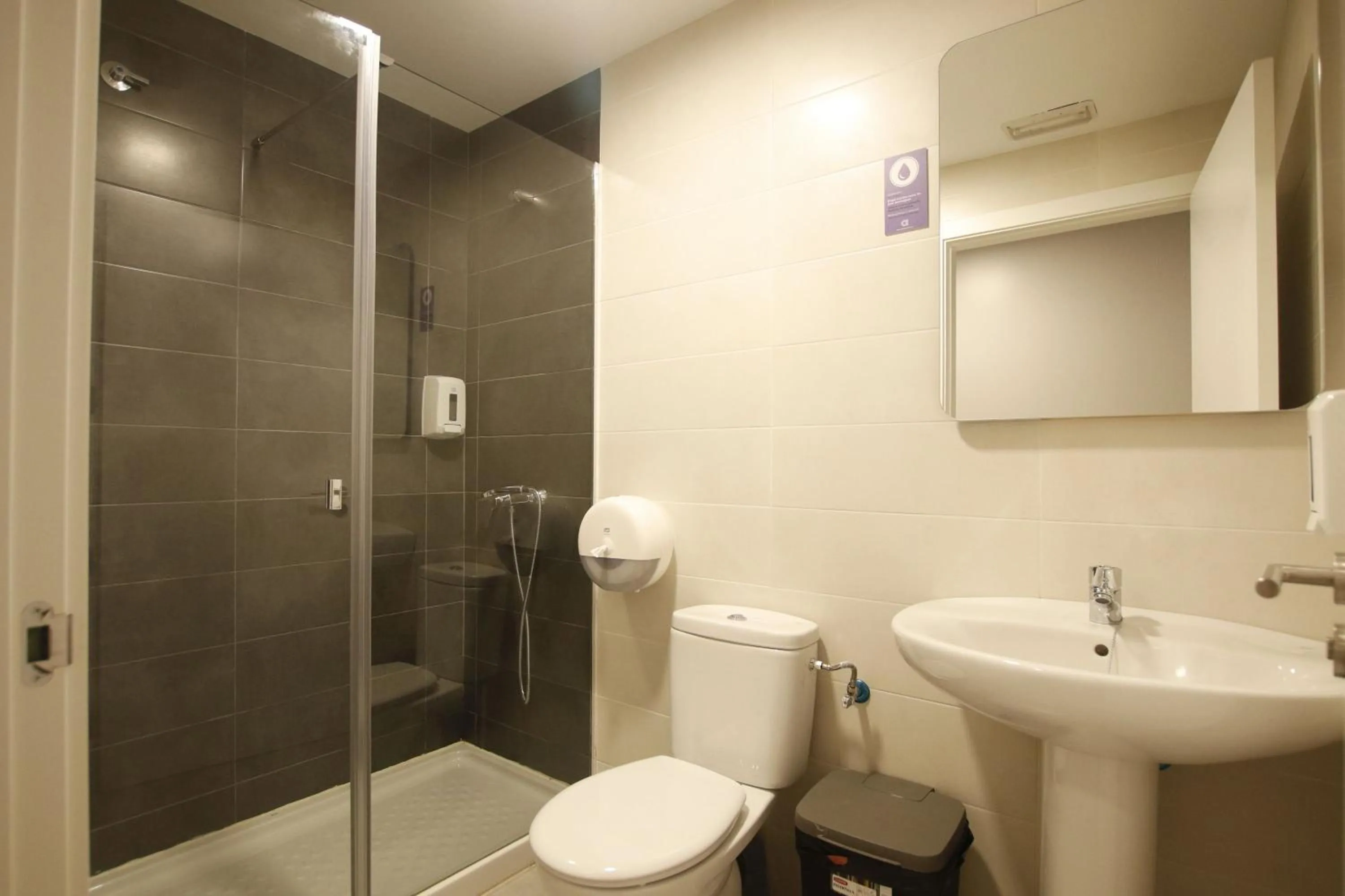 Bathroom in Bilbao Metropolitan Hostel by Bossh! Hotels
