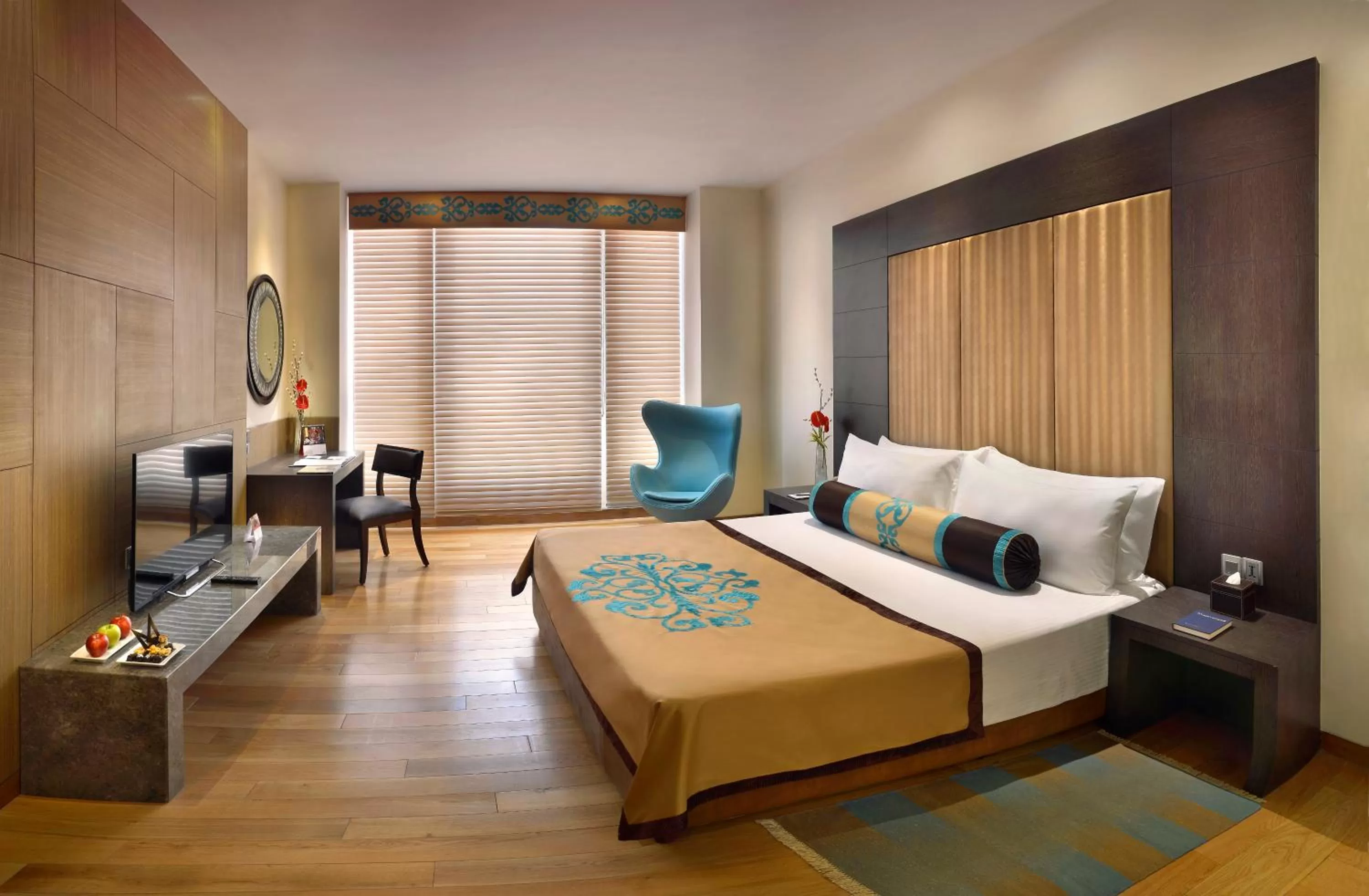 Photo of the whole room, Bed in The Lalit Great Eastern Kolkata