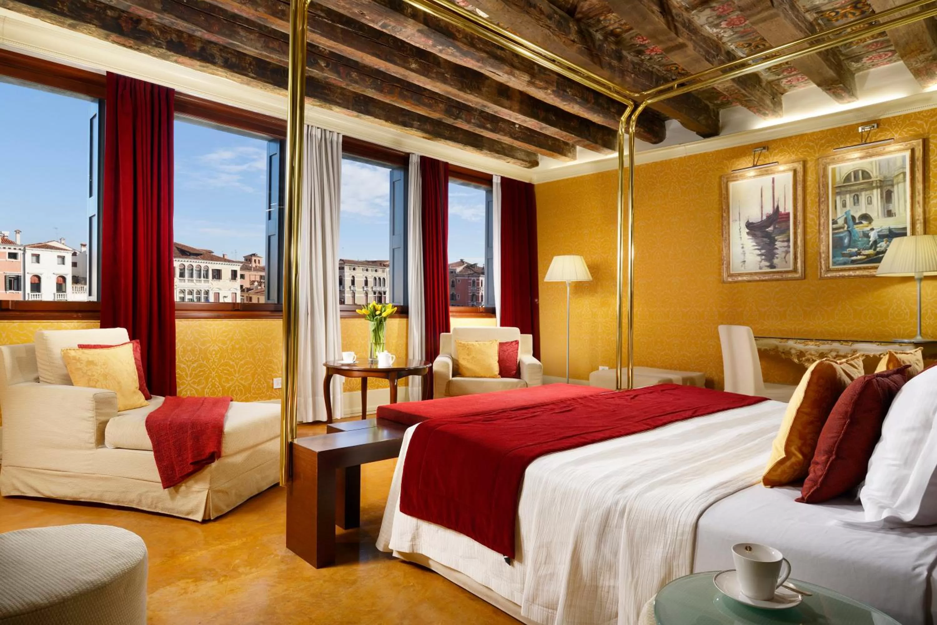 Junior Suite with Canal View in Hotel Palazzo Giovanelli e Gran Canal
