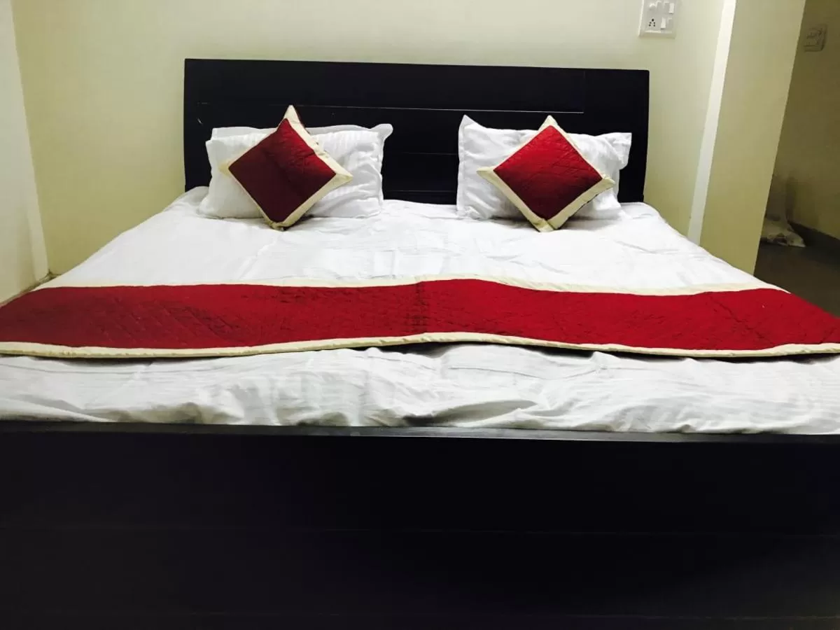 Bed in Hotel Dharohar Palace
