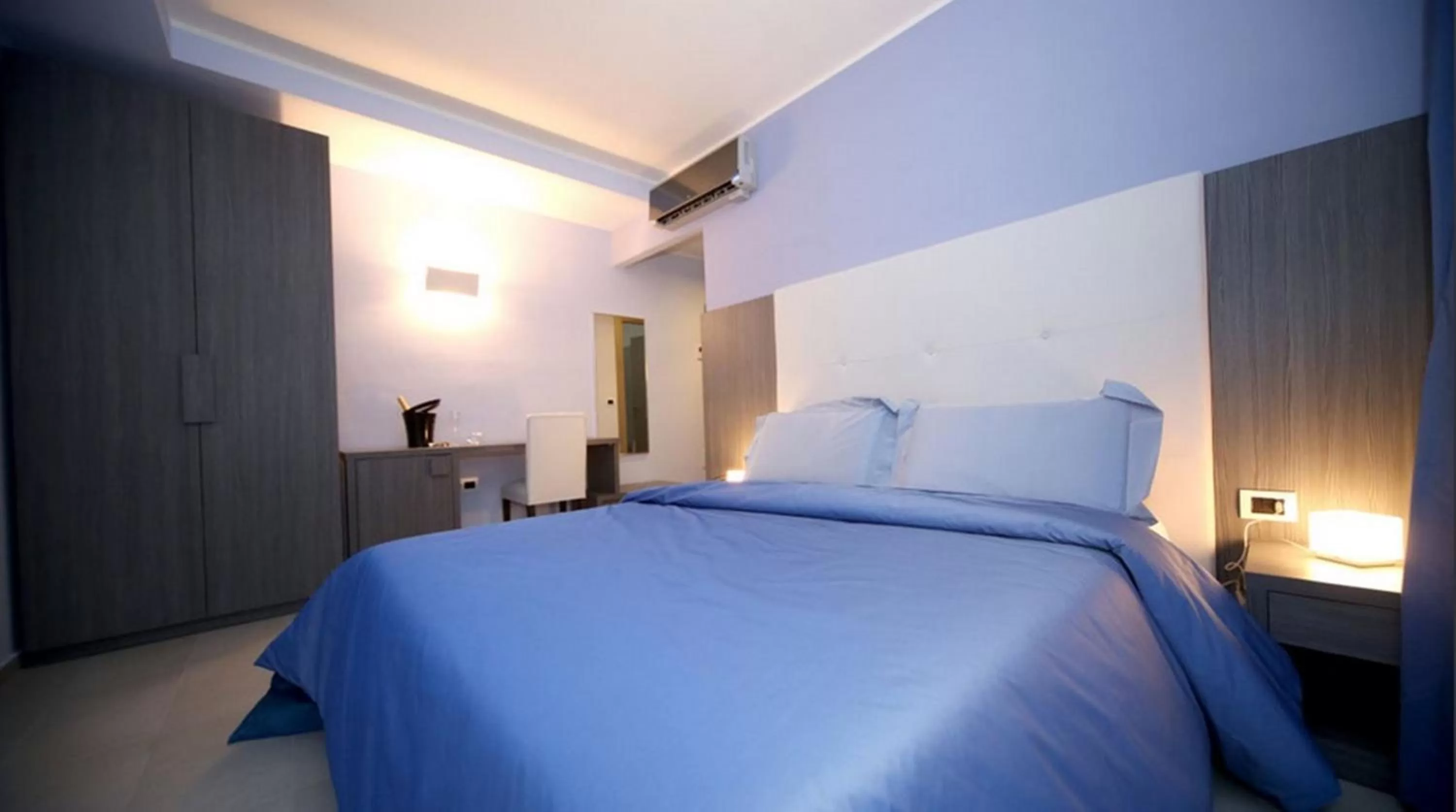 Photo of the whole room, Bed in Victoria Hotel