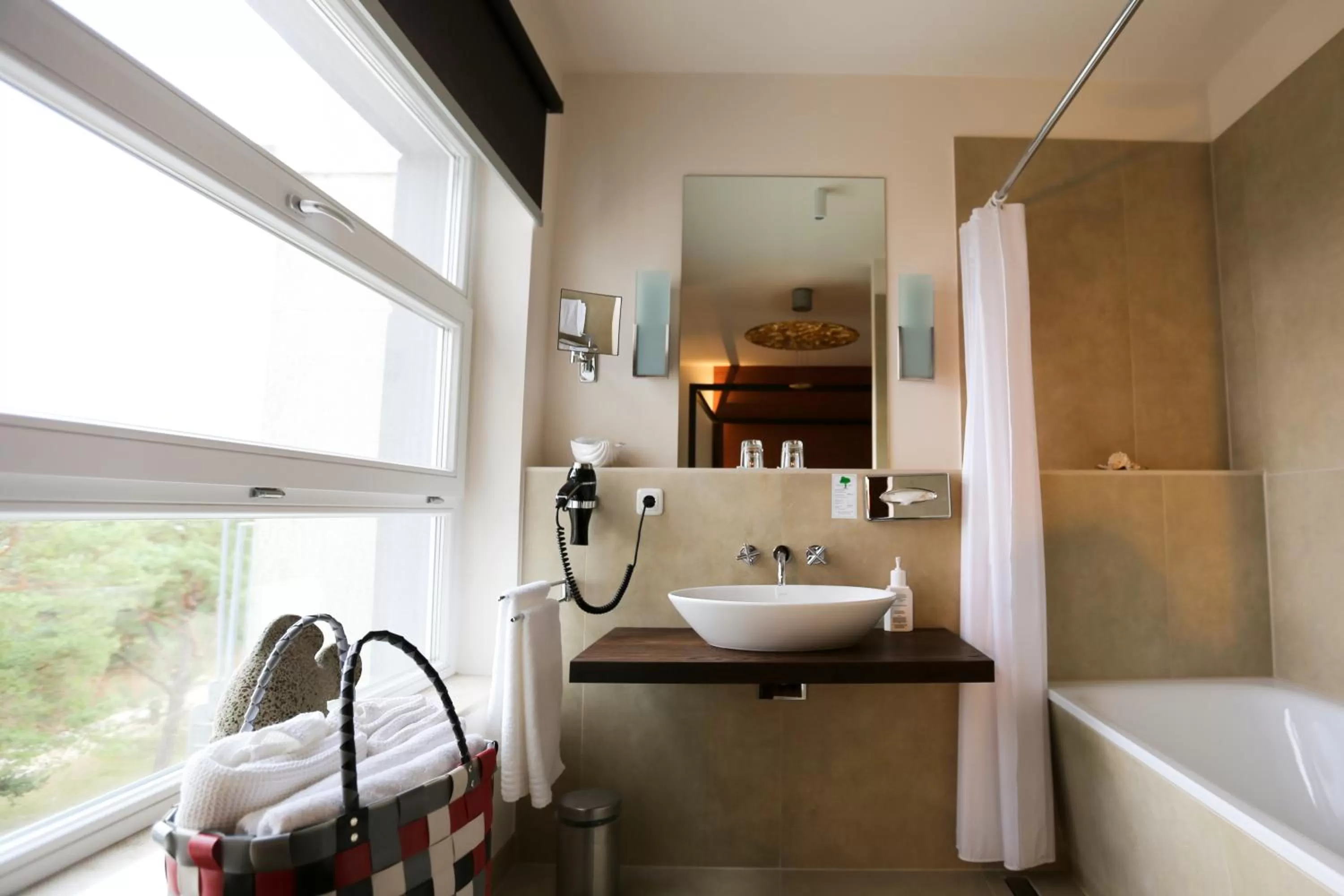 Bathroom in Strandhotel Heringsdorf mit Soleaußenpool 30 Grad