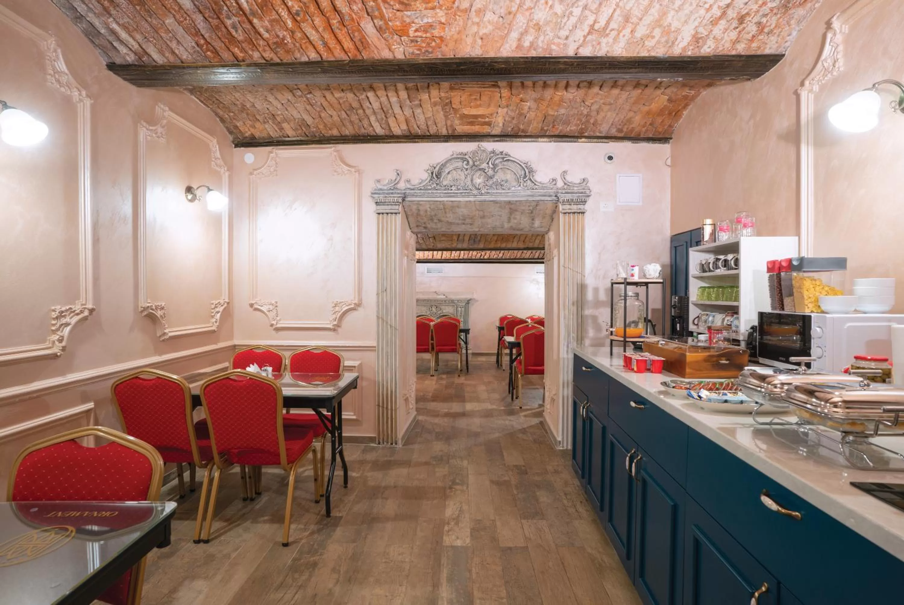 Restaurant/places to eat in Ornament Hotel