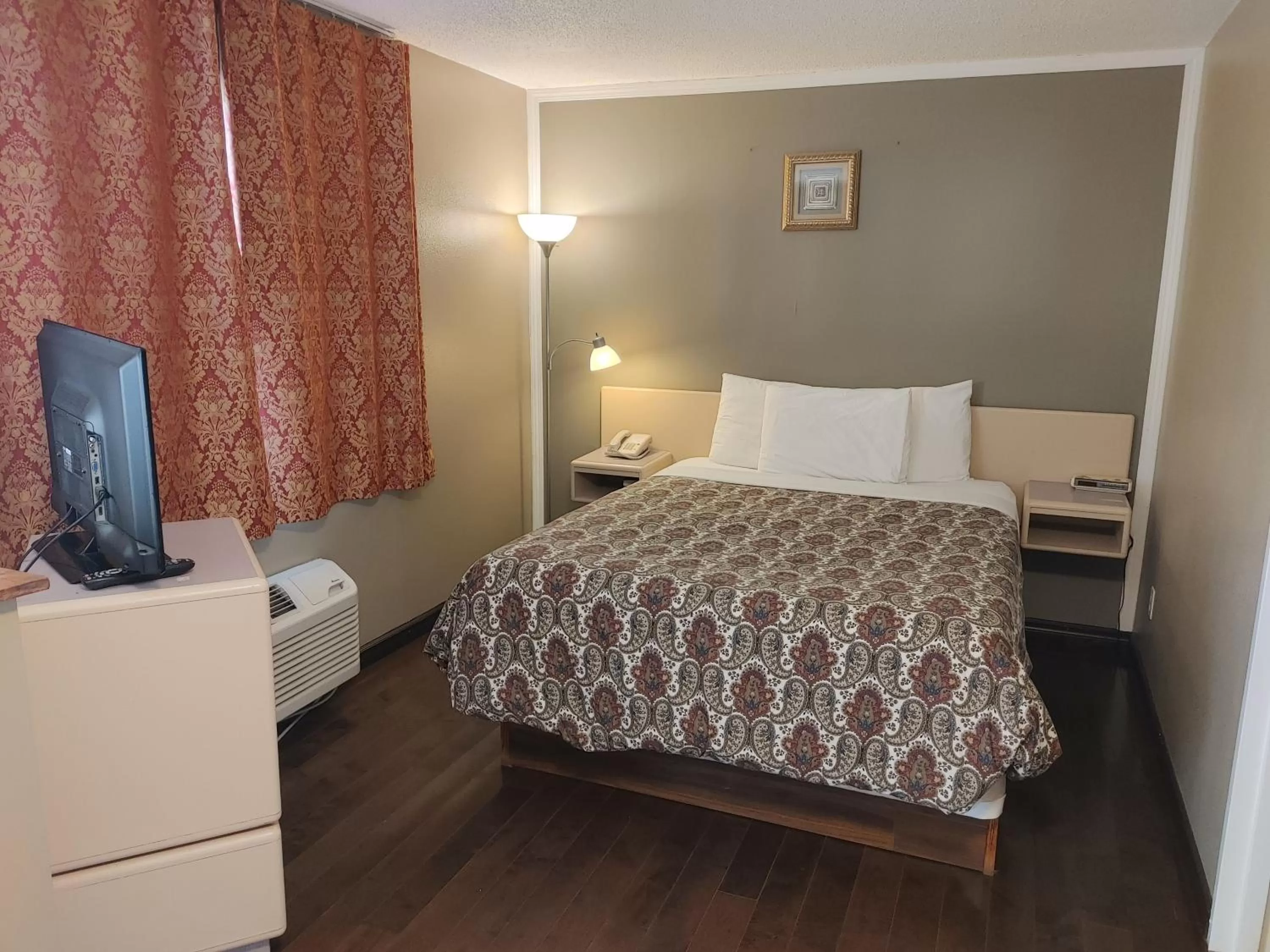 Photo of the whole room, Bed in Magnuson Hotel Creston