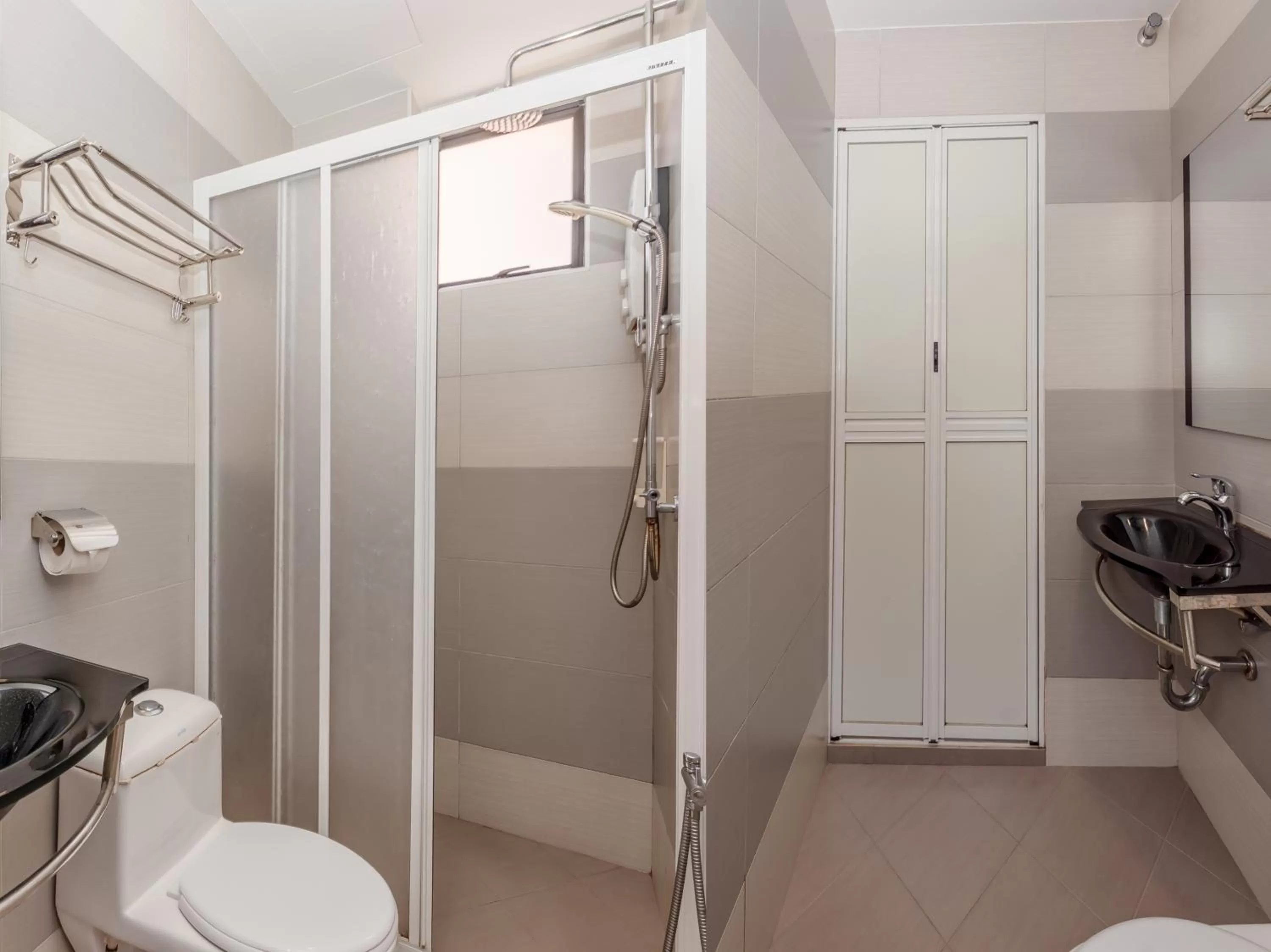 Bathroom in Sunshine Inn Plus