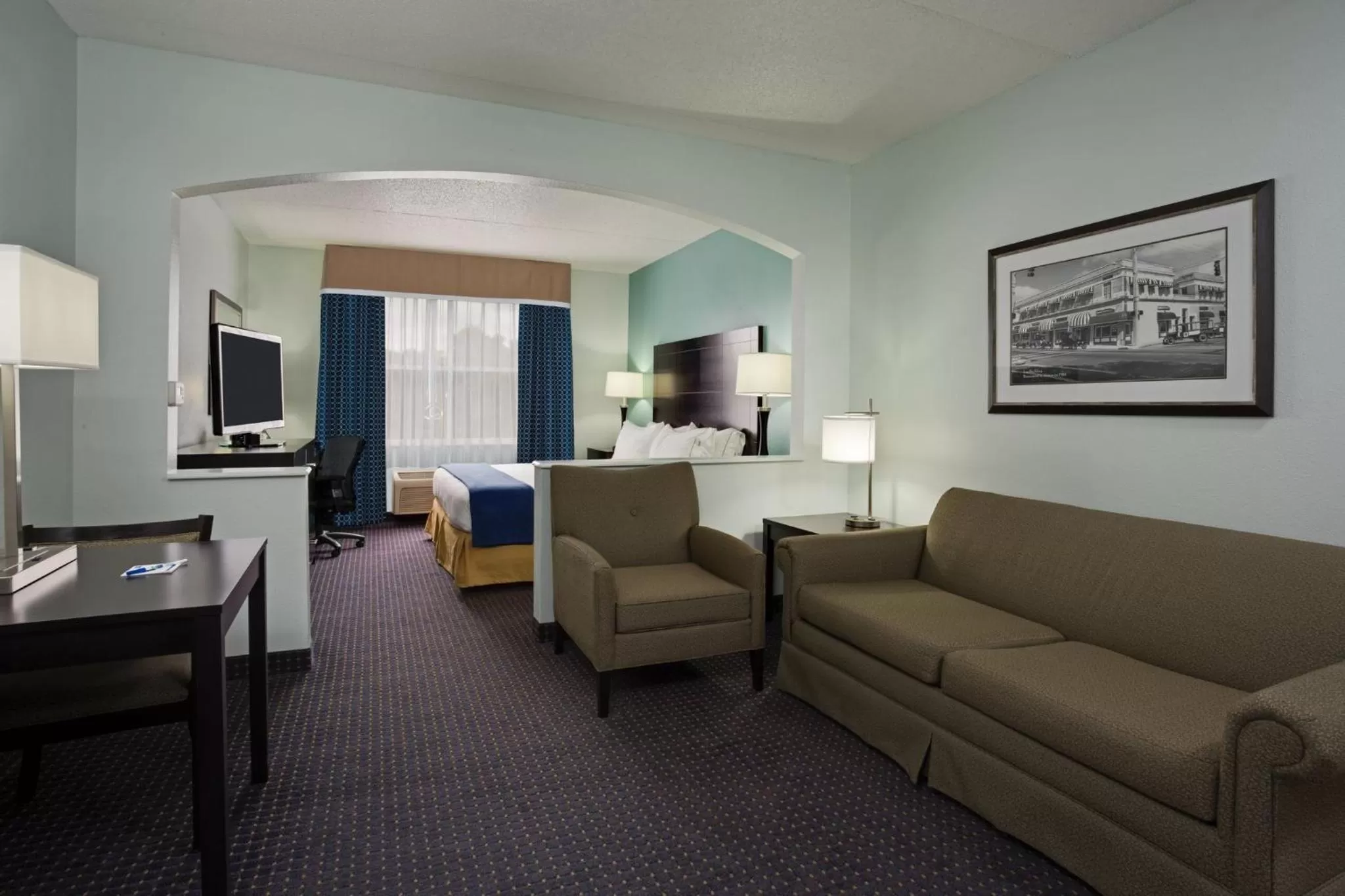 Photo of the whole room, Bed in Holiday Inn Express & Suites Plant City by IHG