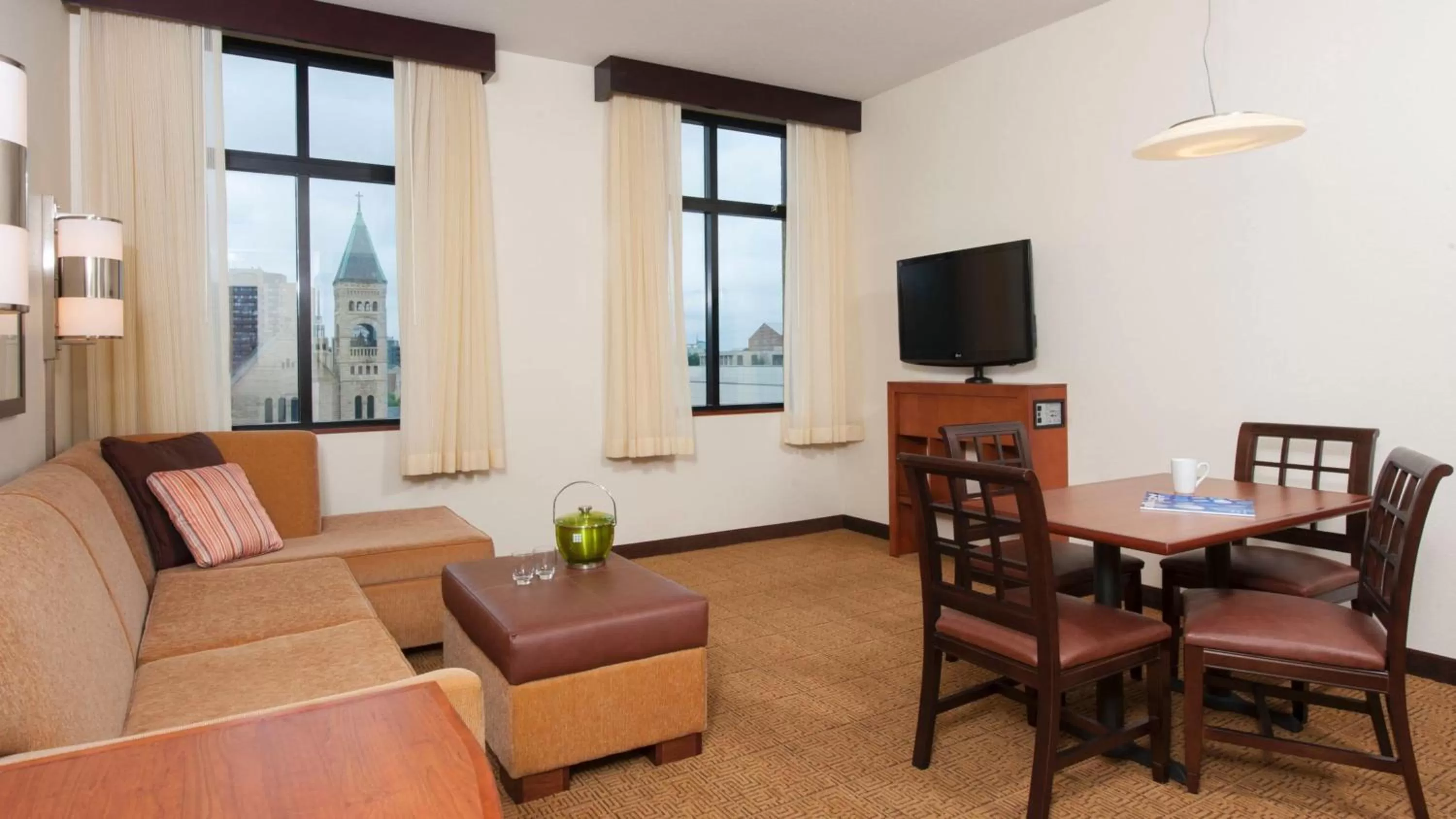 Seating area in Hyatt Place Des Moines Downtown