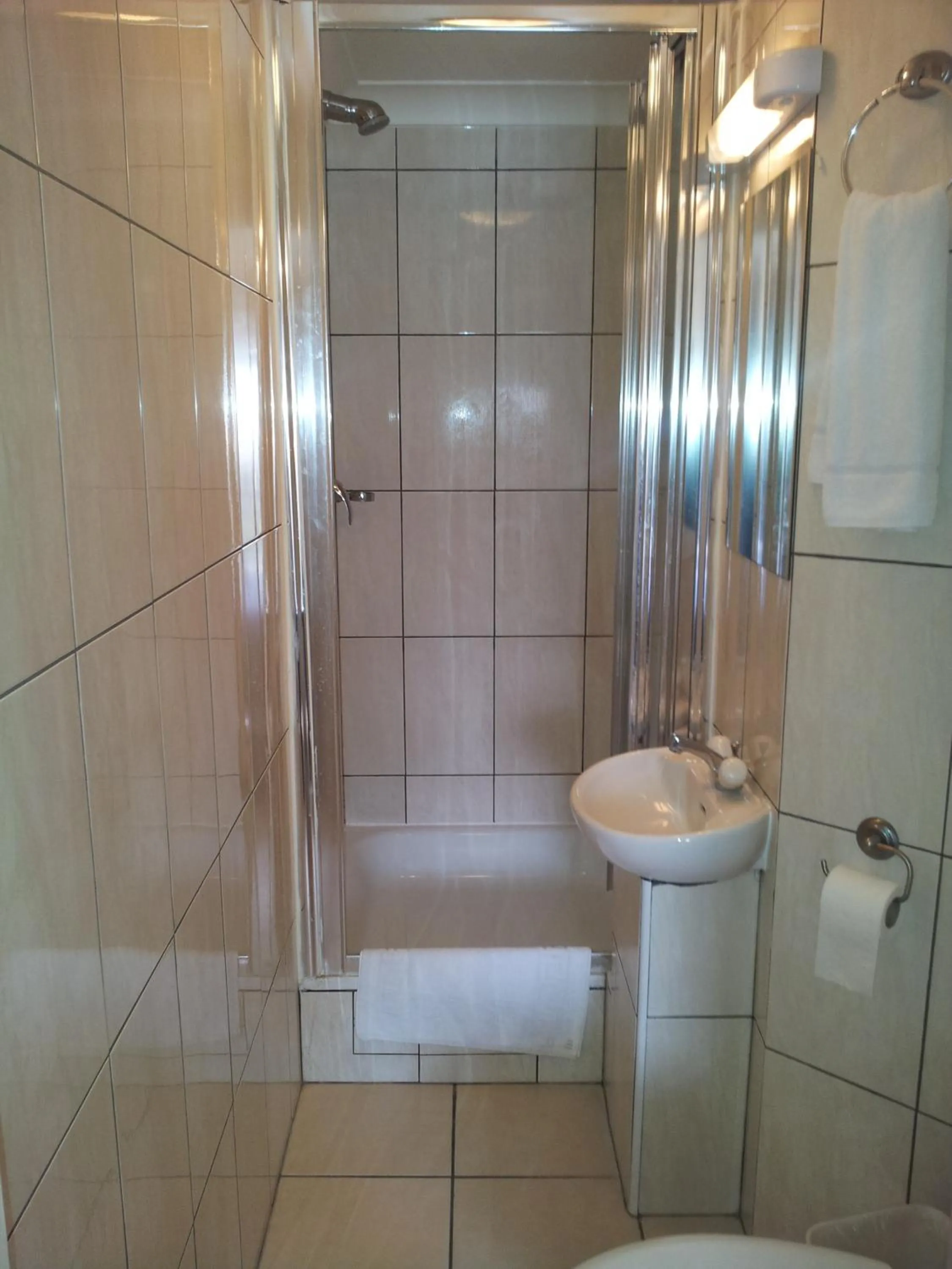 Bathroom in West Cromwell Hotel