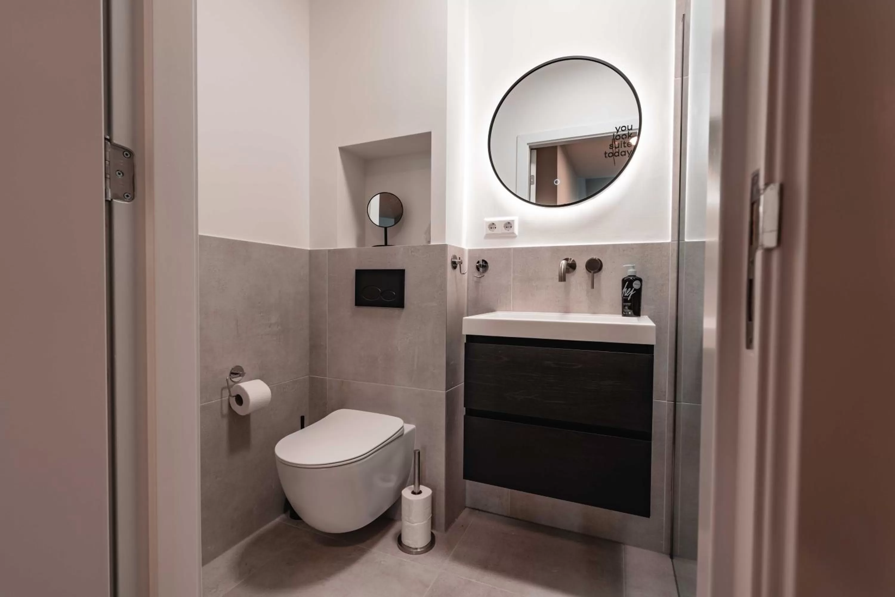 Bathroom in Limehome The Hague Keizerstraat