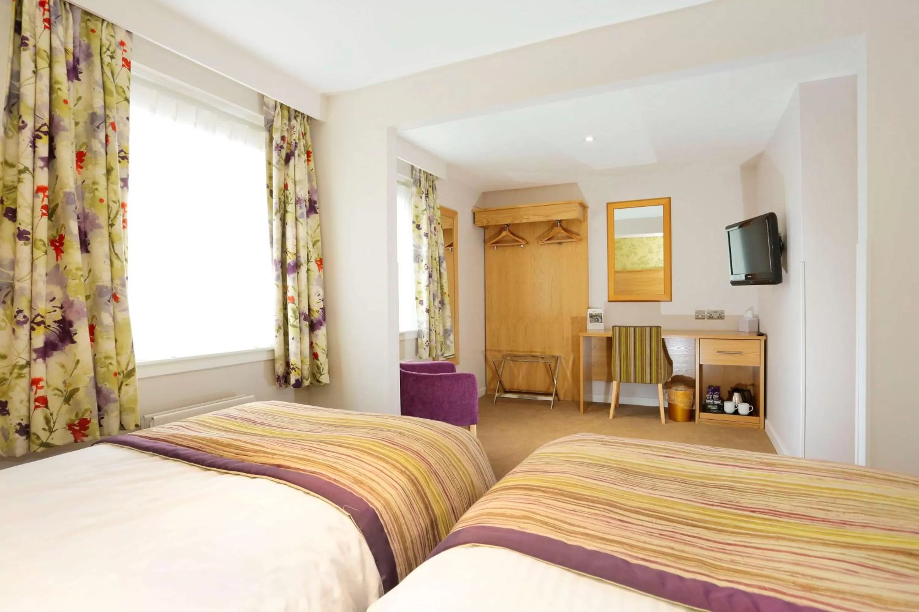 Photo of the whole room, Bed in Invercarse Hotel Dundee, BW Signature Collection