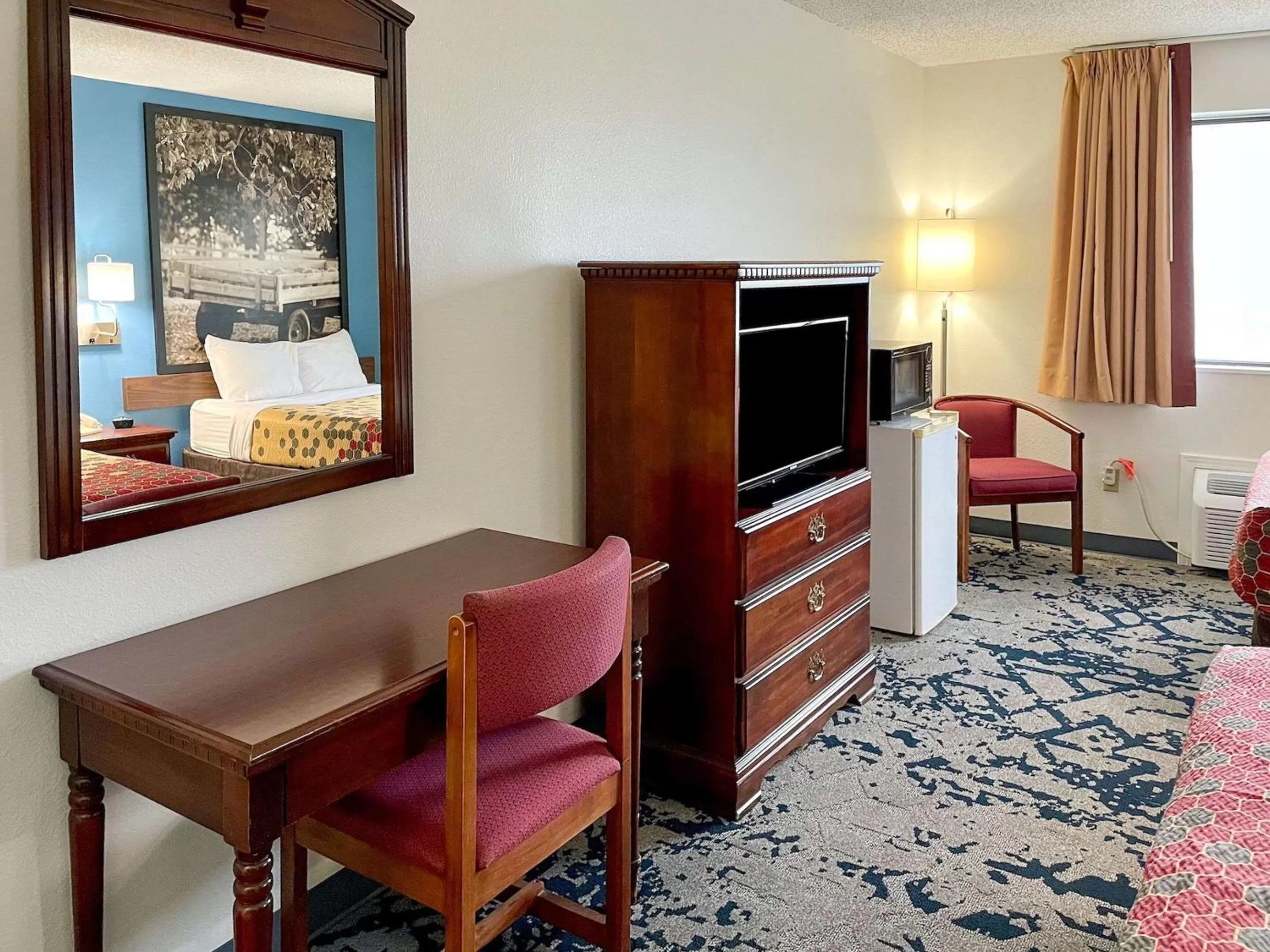 Photo of the whole room, Bed in Lamoni Inn & Suites