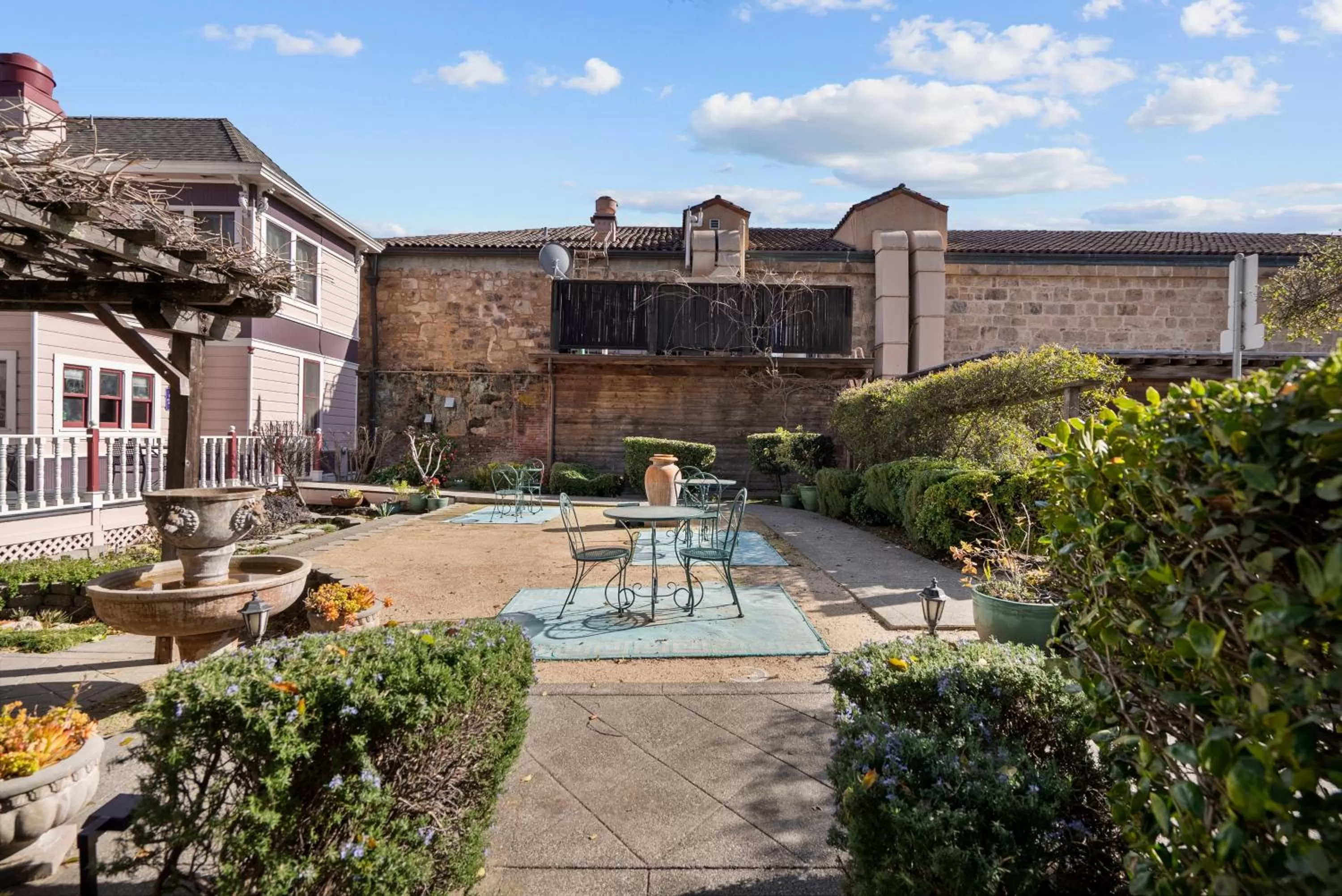 Swimming Pool in Hennessey House Bed and Breakfast