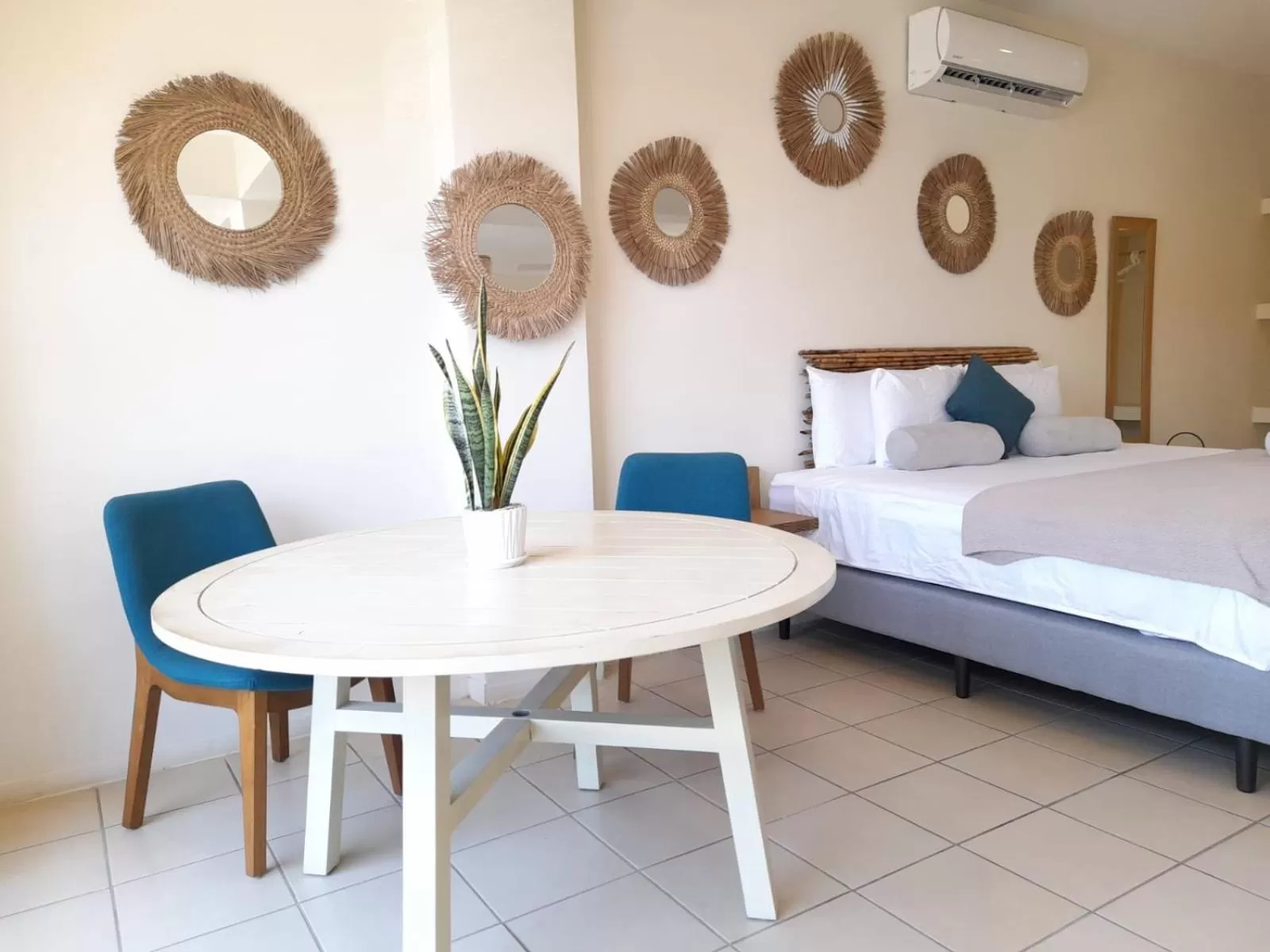 Seating area in Zulu Surf Hotel Tamarindo