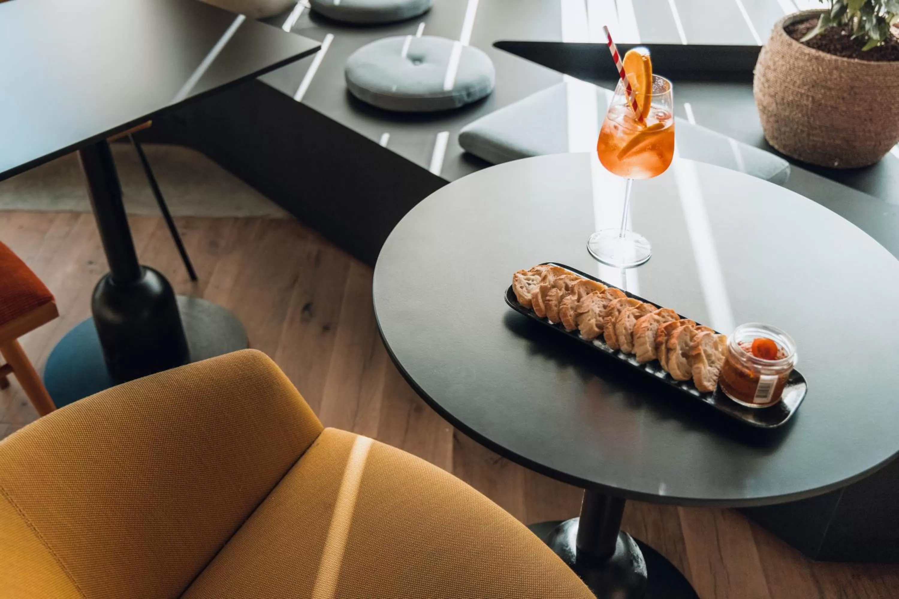 Food and drinks in greet Hotel La Rochelle Centre