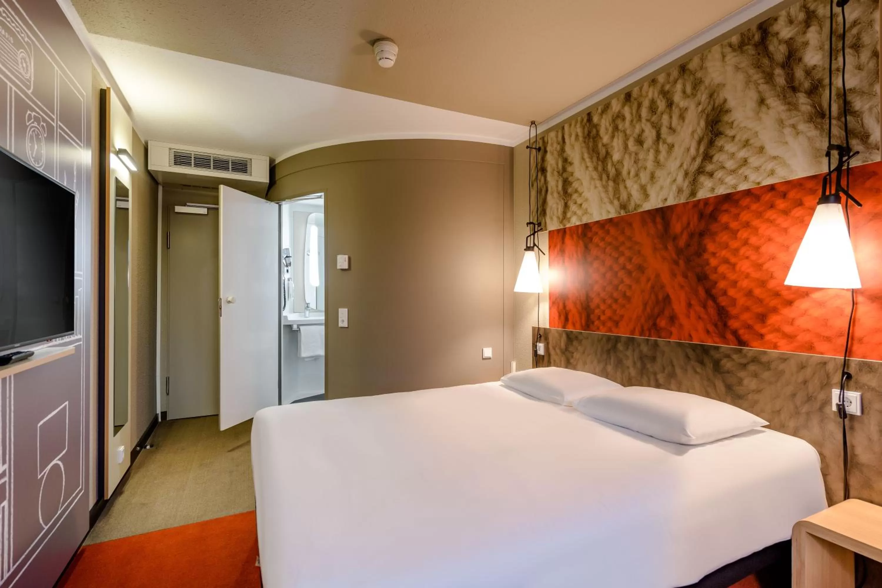 Photo of the whole room, Bed in Ibis Münster City