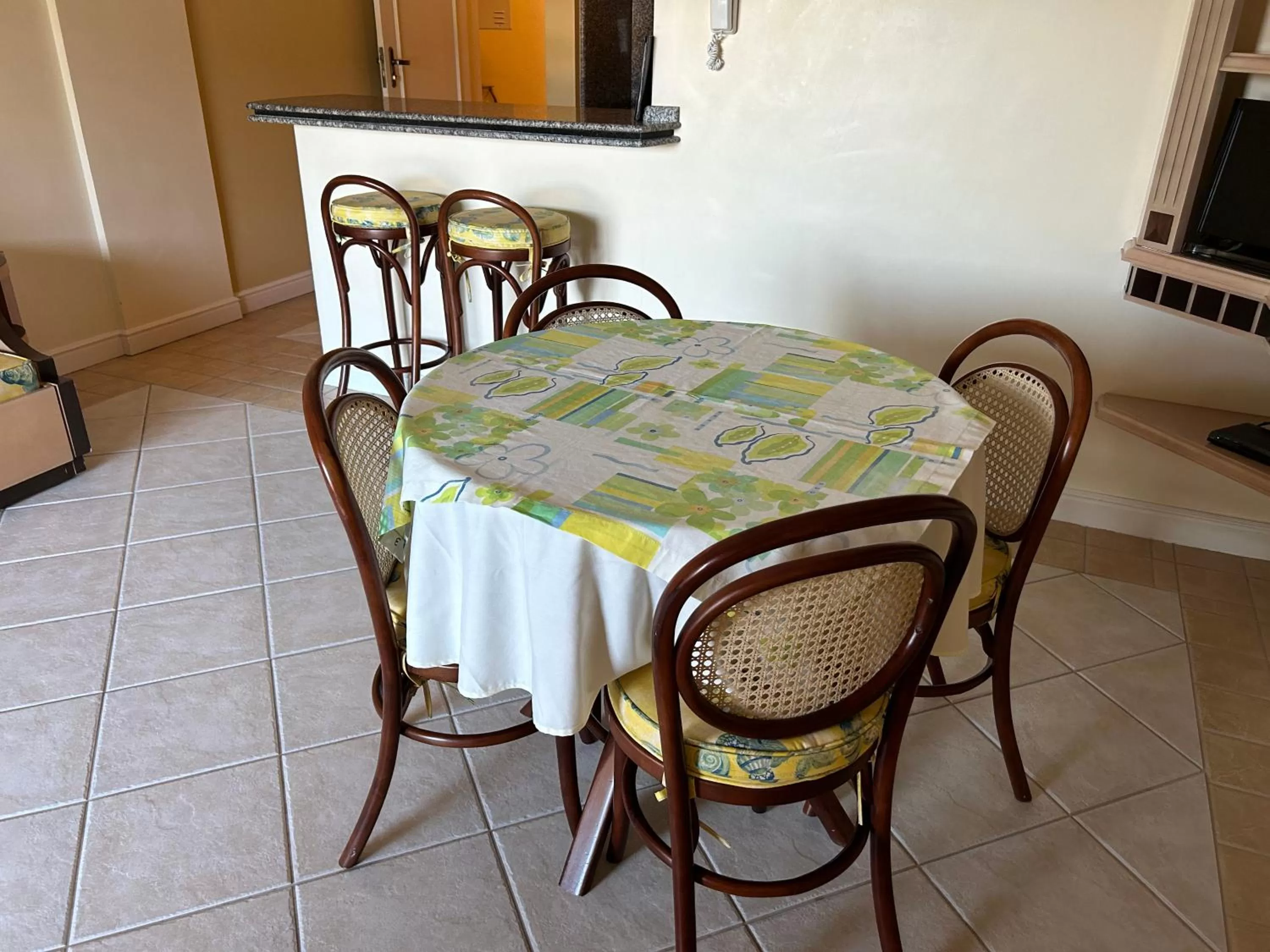 Dining area in Golfinhos Apart Hotel