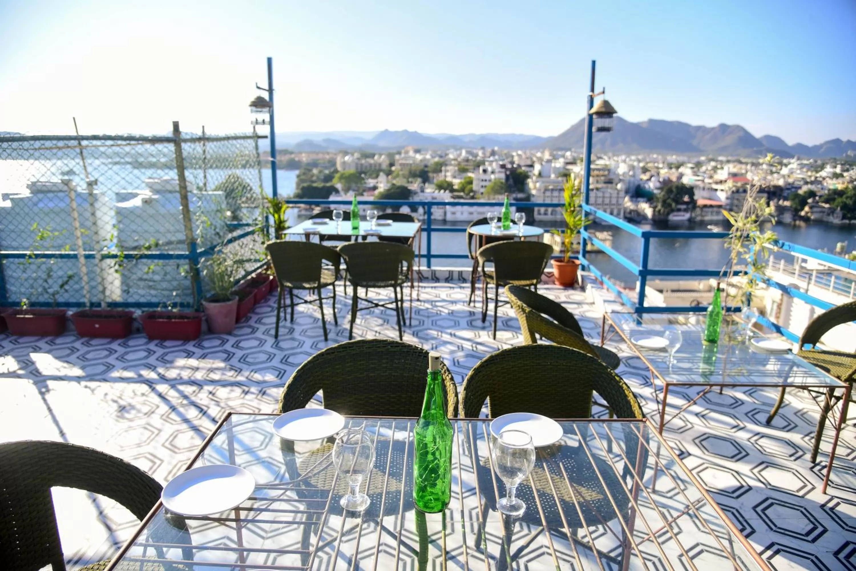 Restaurant/places to eat in Hotel Casa by the lake