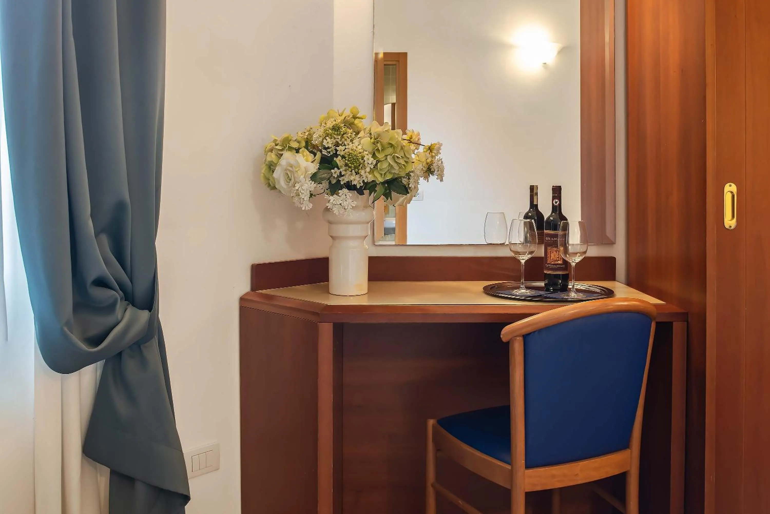 Photo of the whole room in Hotel Bonifacio