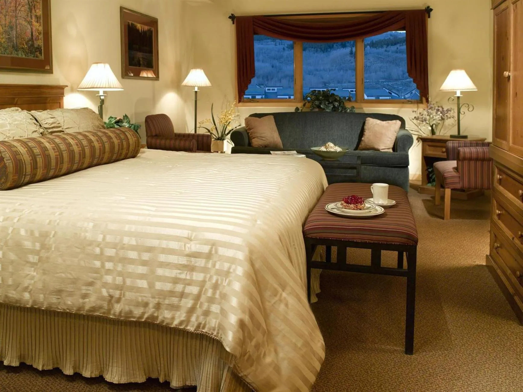 Photo of the whole room, Bed in Gateway Mountain Lodge by Keystone Resort