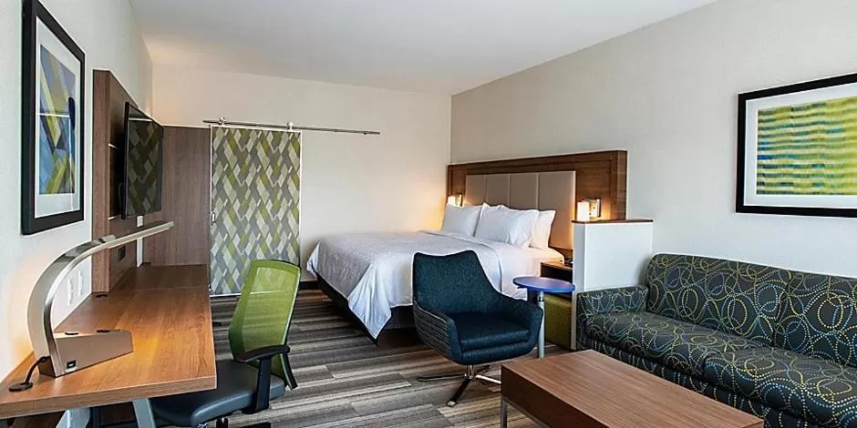 Guests, Bed in Holiday Inn Express & Suites - Brandon by IHG