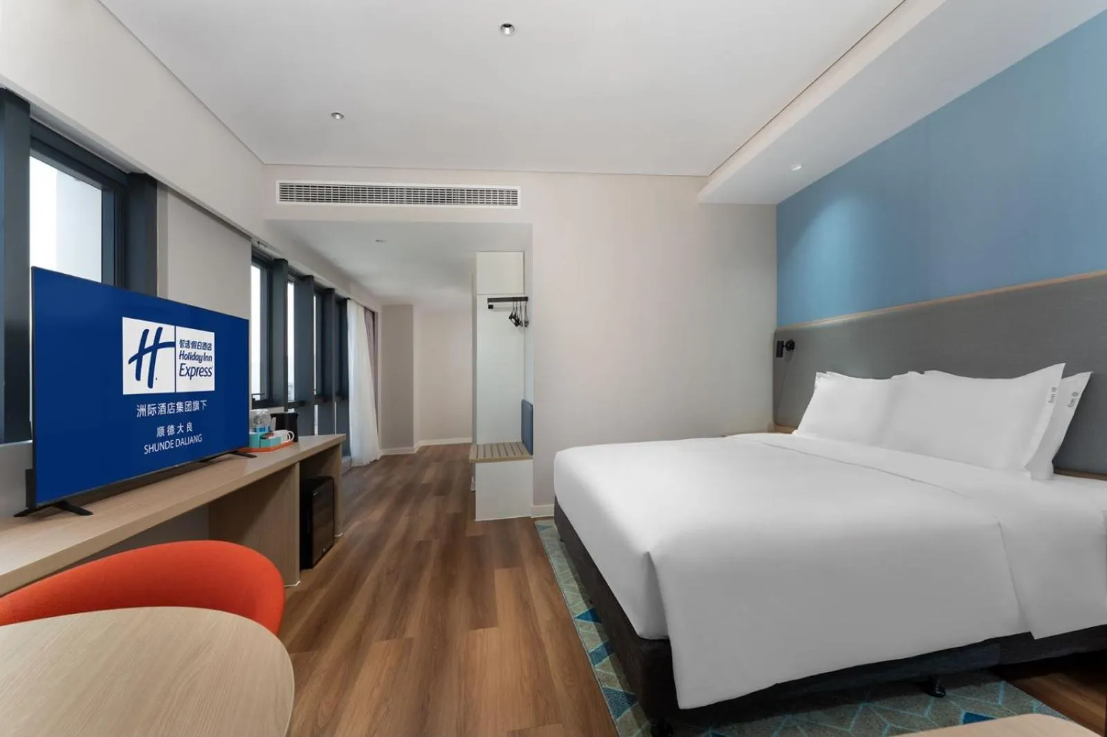 Photo of the whole room, Bed in Holiday Inn Express Shunde Daliang by IHG