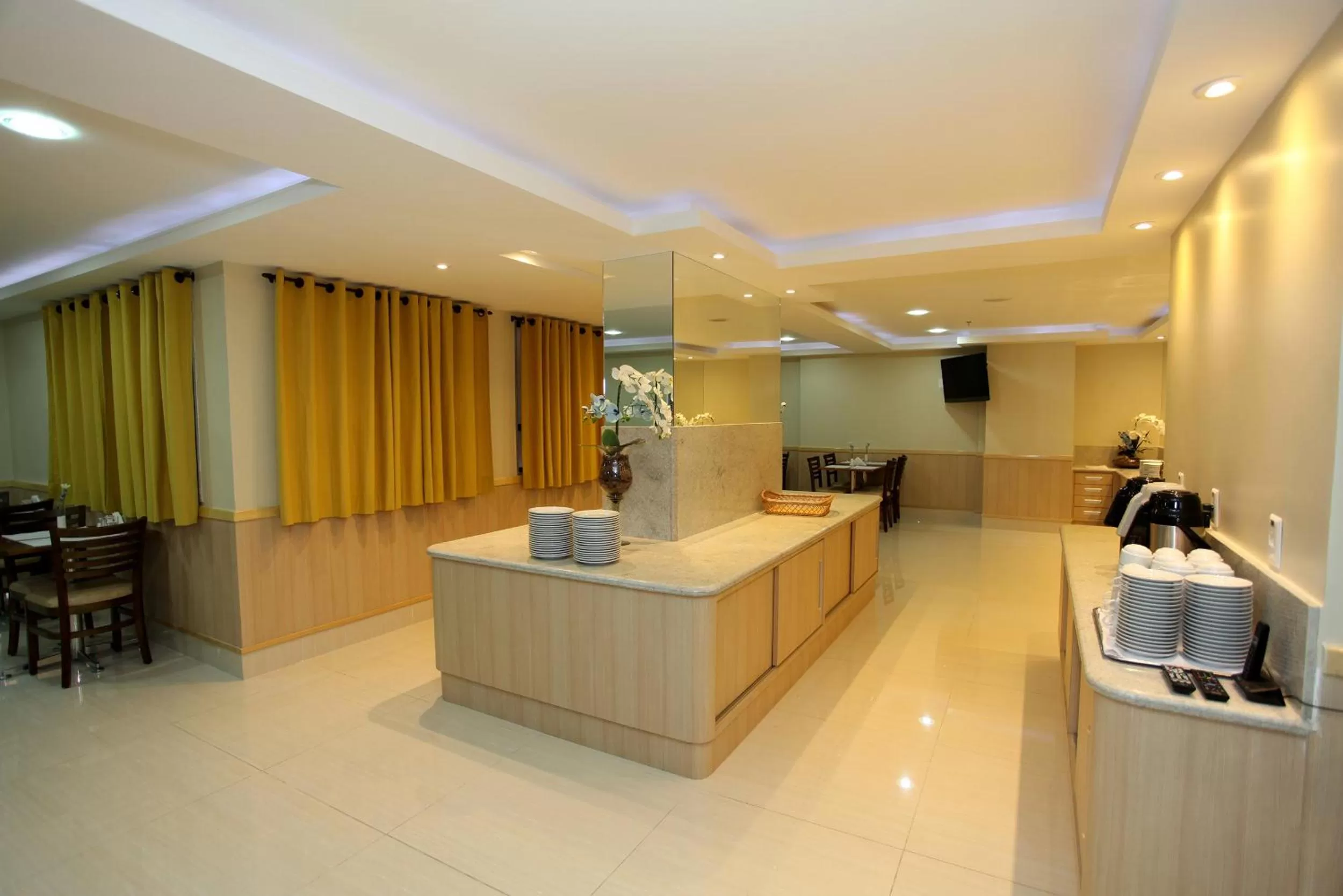 Restaurant/places to eat in Elegance Praia Hotel