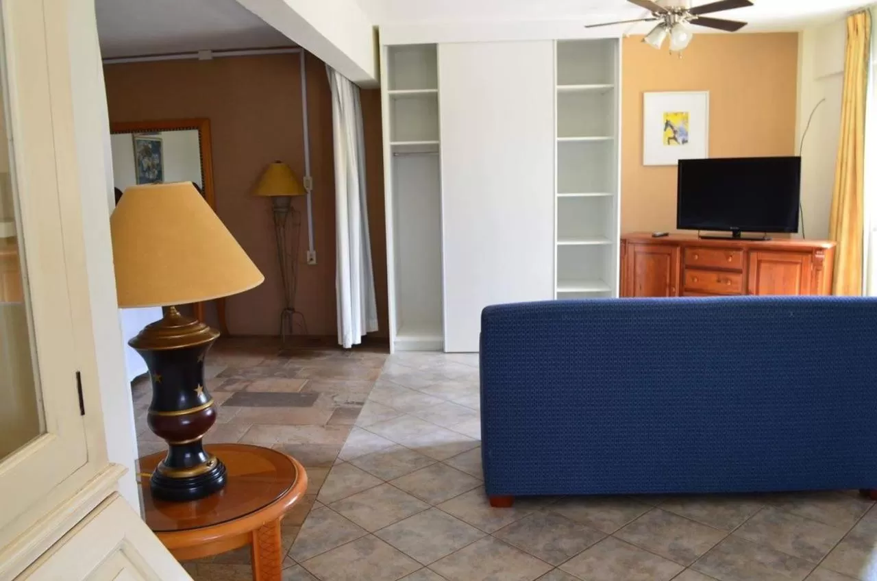 TV/Entertainment Center in La Felicidad