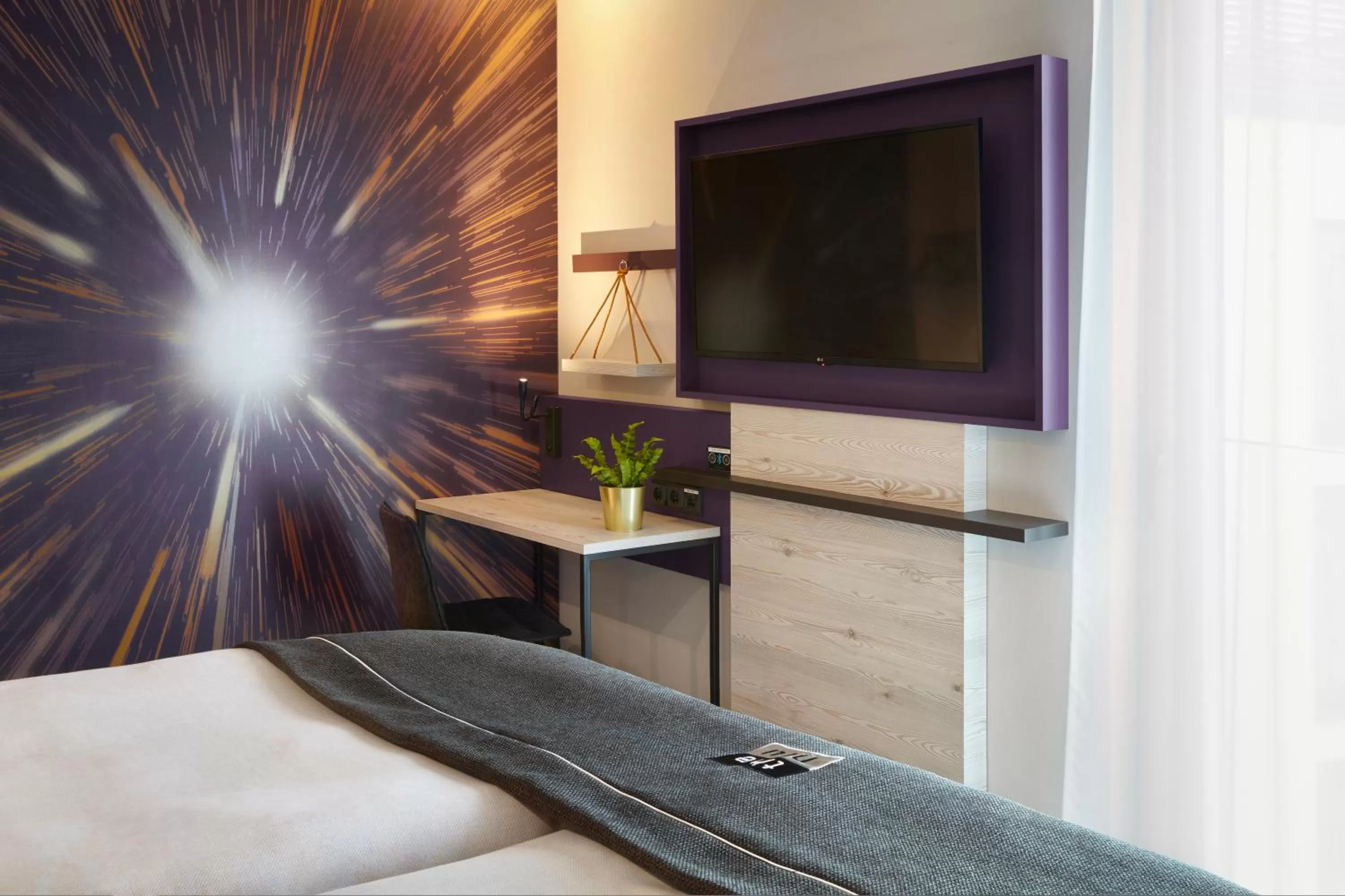 TV and multimedia, Bed in Holiday Inn - the niu, Air Frankfurt Messe by IHG