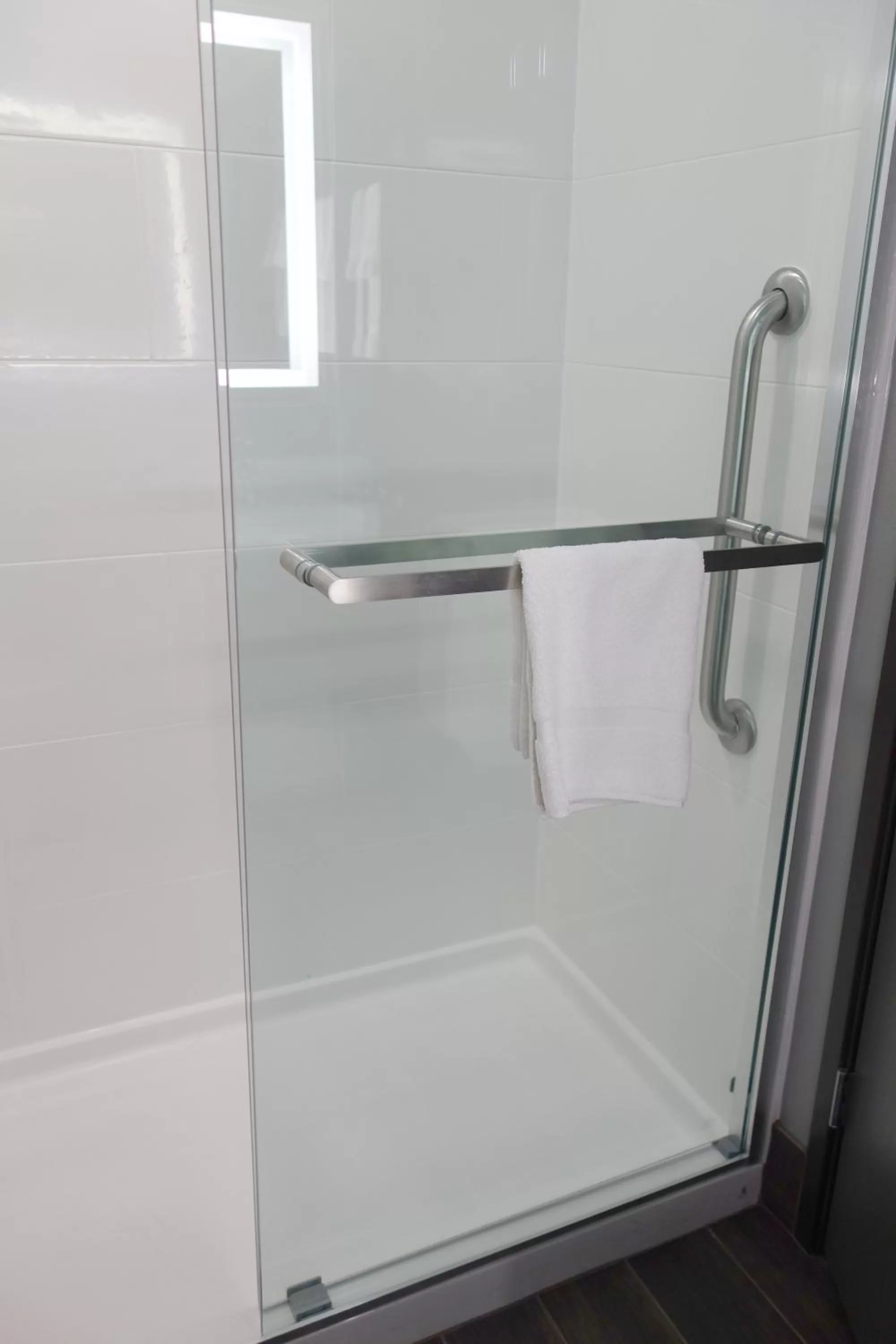 Shower in La Quinta Inn & Suites by Wyndham Springfield