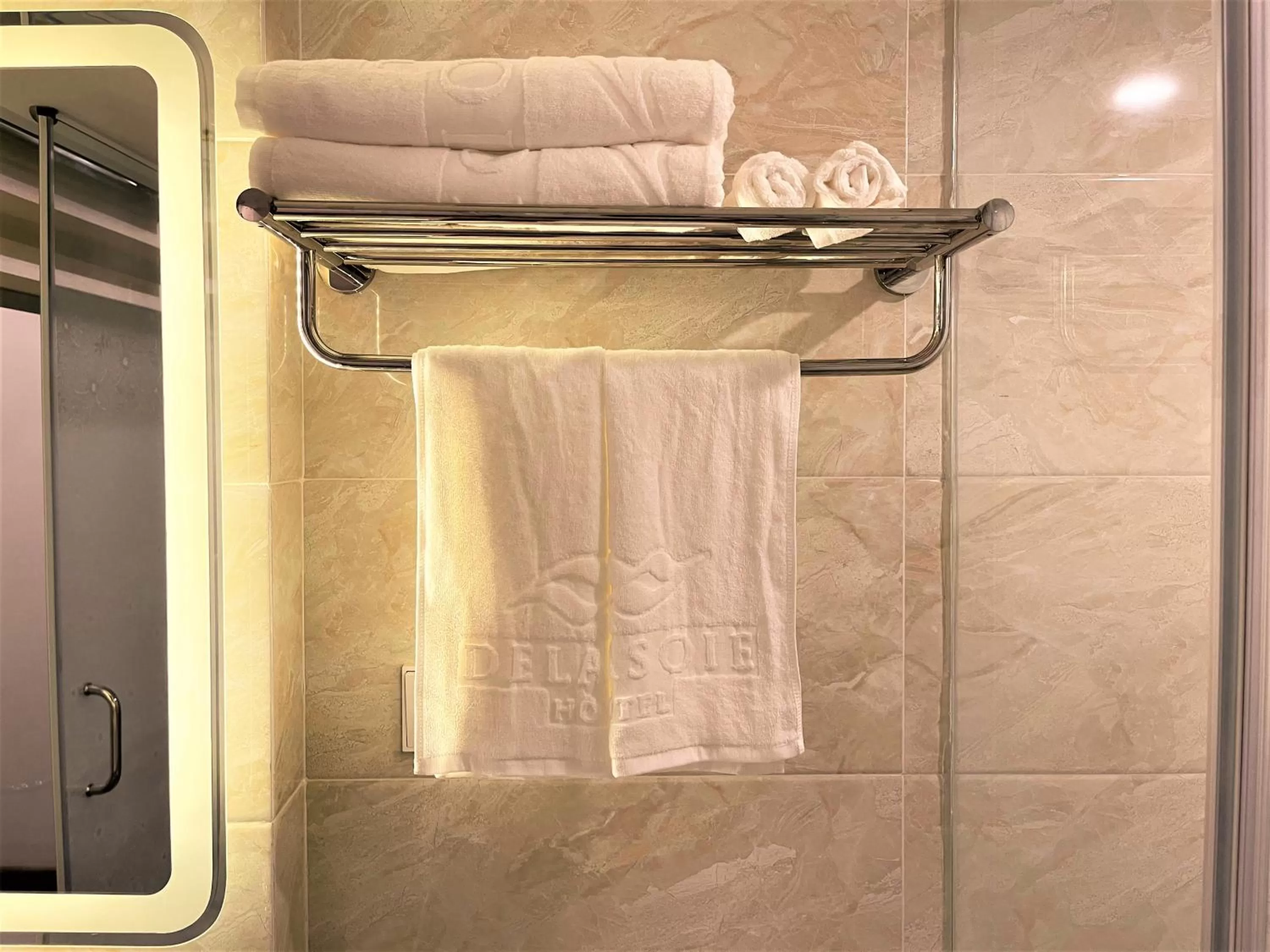 Bathroom in DE LA SOIE Hotel & Travel