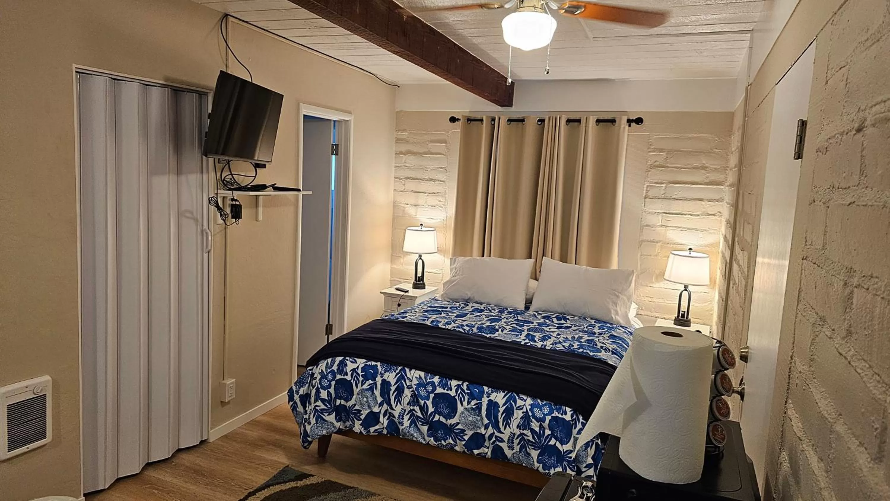 Bed in Little European Lodge