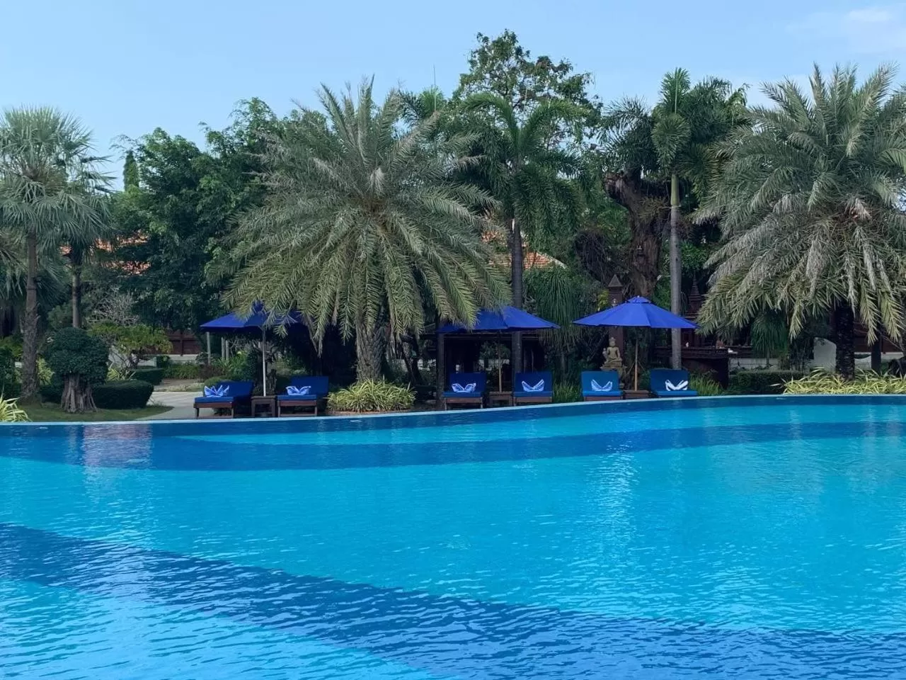 Swimming pool in Try Palace Resort Kep