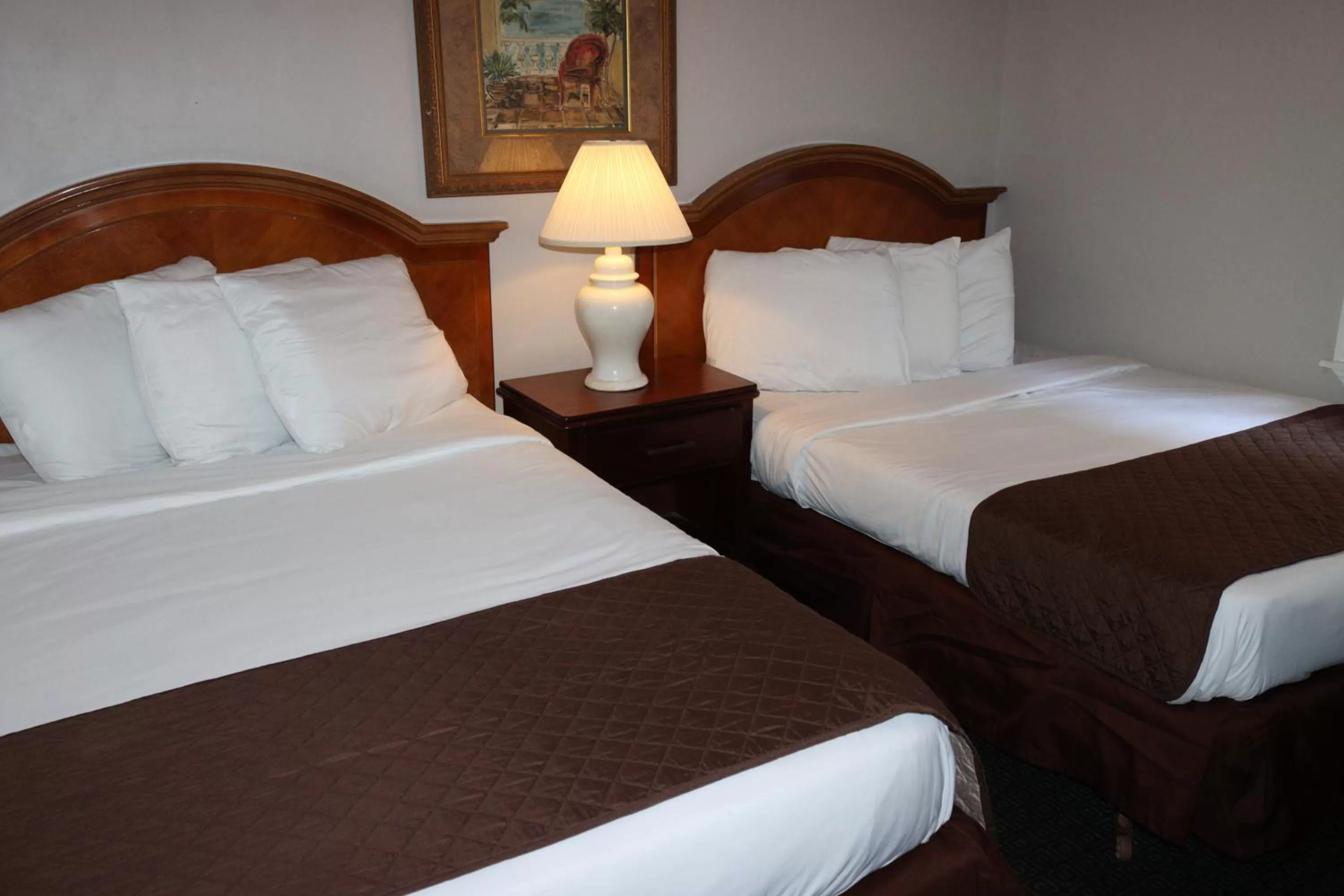 Bedroom in The Burgundy Inn Hotel and Apartments