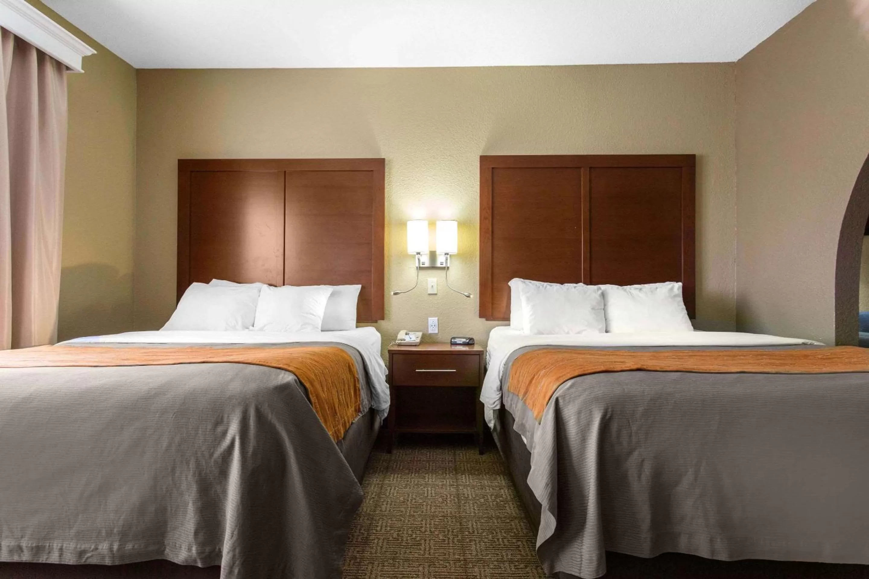 Photo of the whole room, Bed in Comfort Inn & Suites