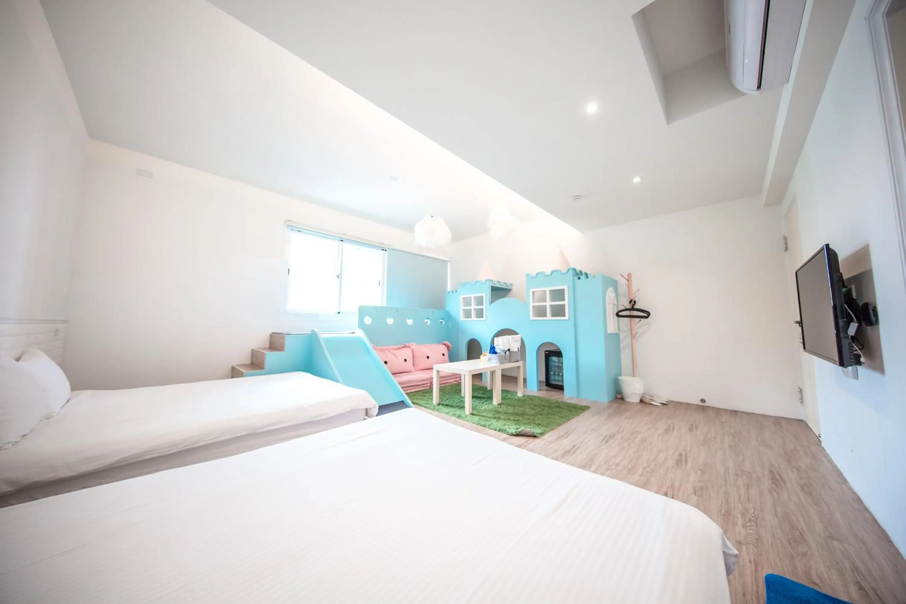 Photo of the whole room, Bed in Urban