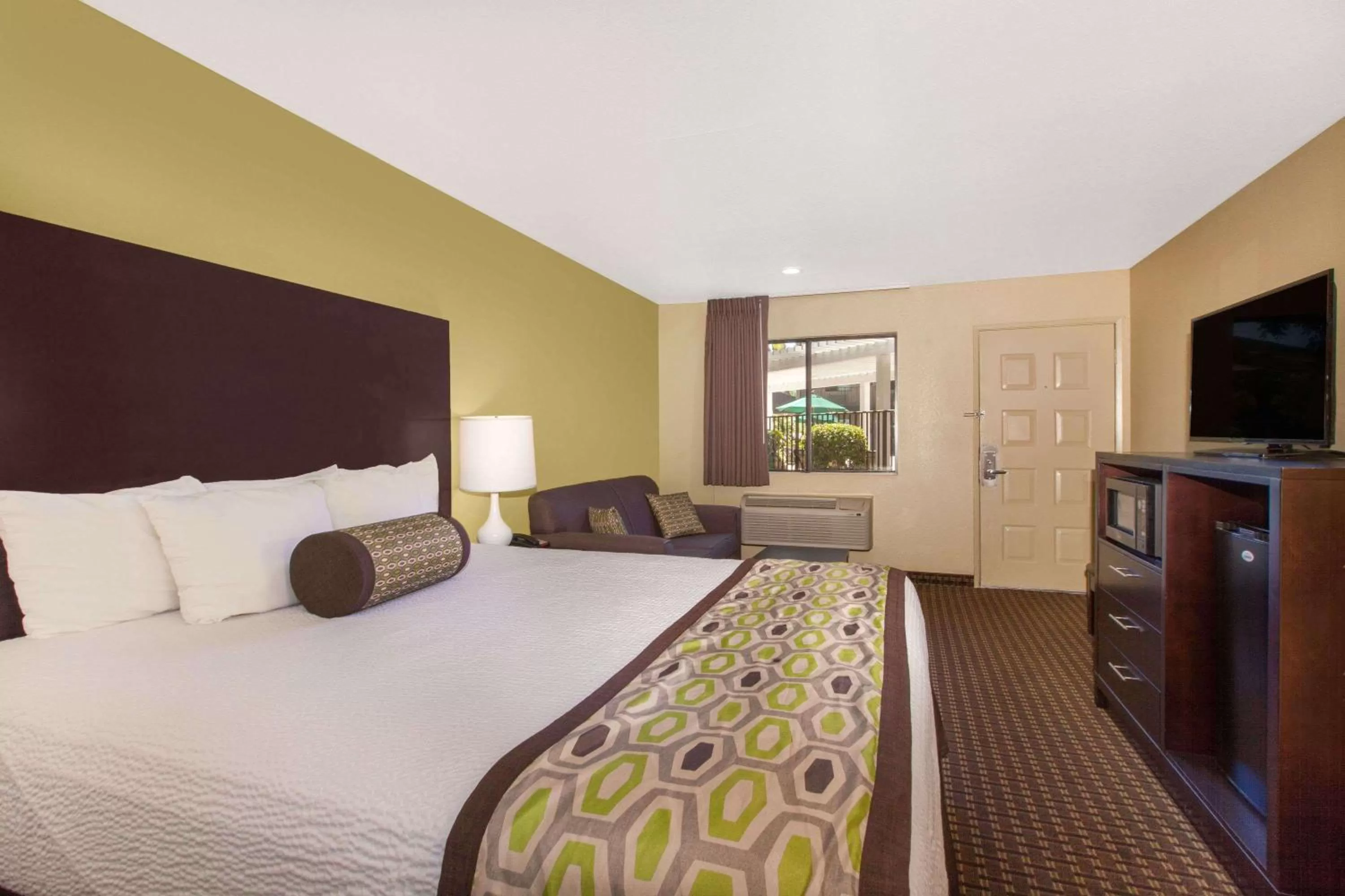 Photo of the whole room, Bed in Days Inn by Wyndham San Jose Airport