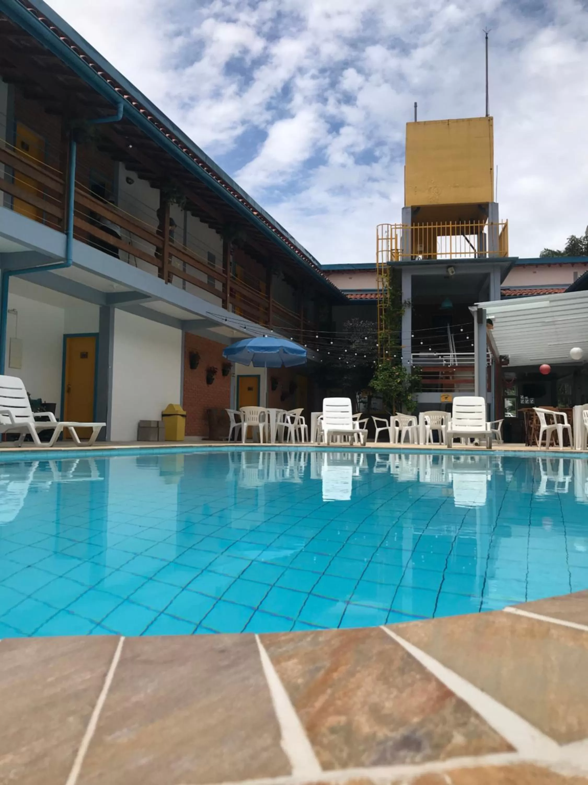 Swimming pool in Hotel e Pousada Pouso54