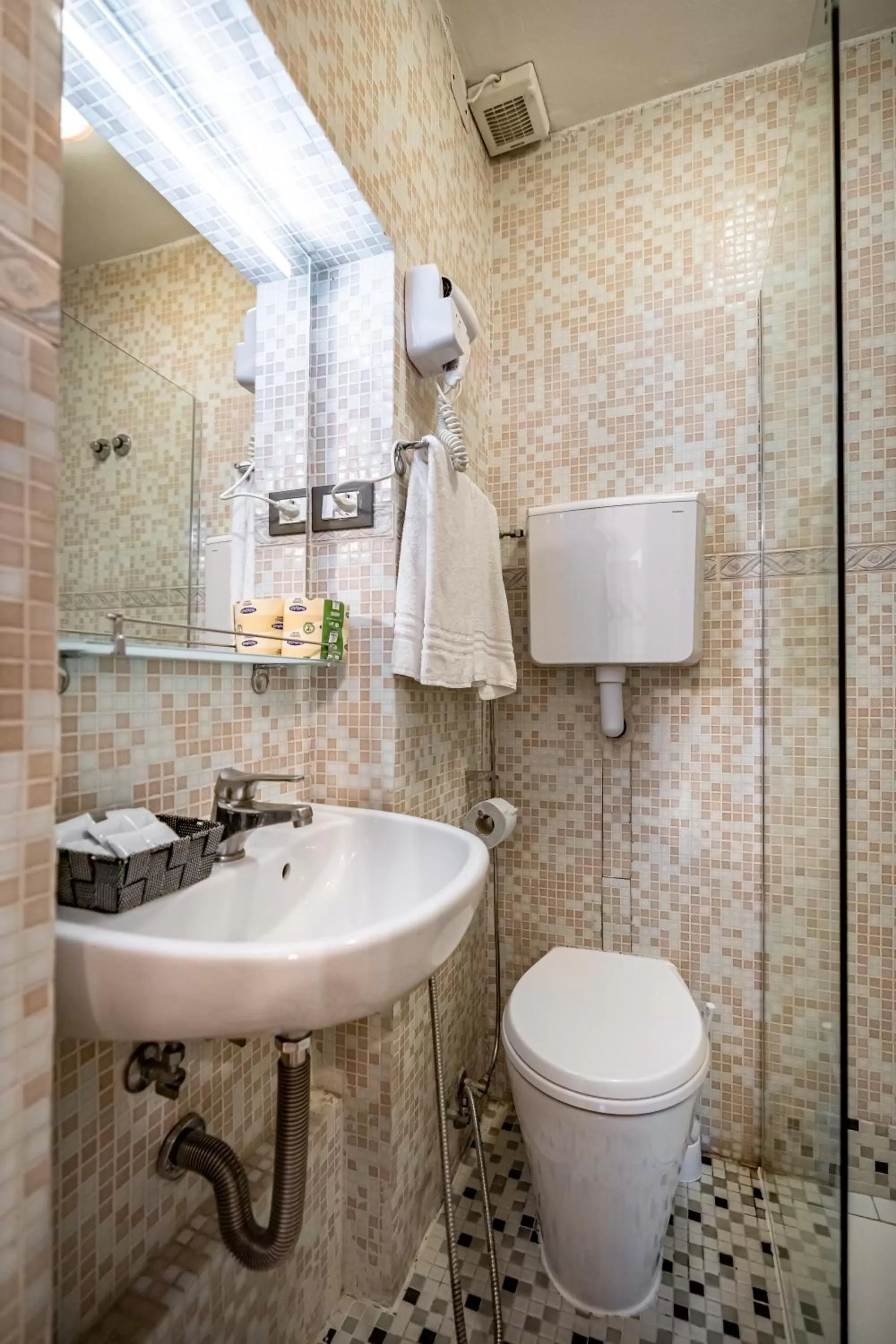 Bathroom in HOTEL VENETO con accesso ZTL