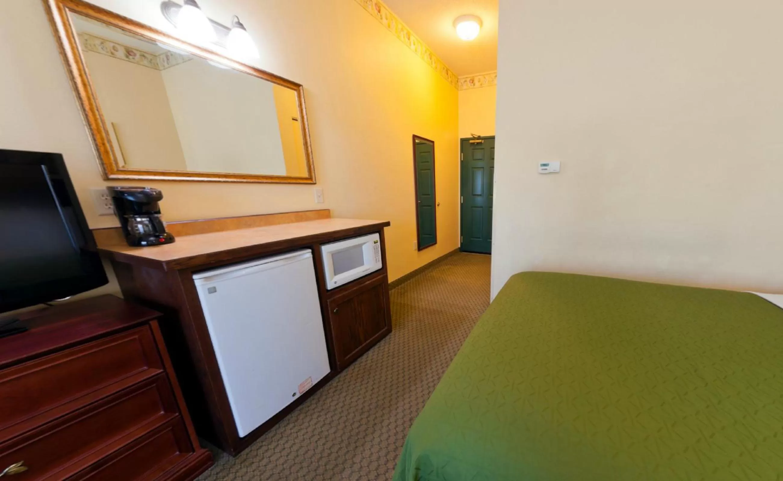 TV and multimedia, Bed in Country Inn & Suites by Radisson, St Cloud East, MN