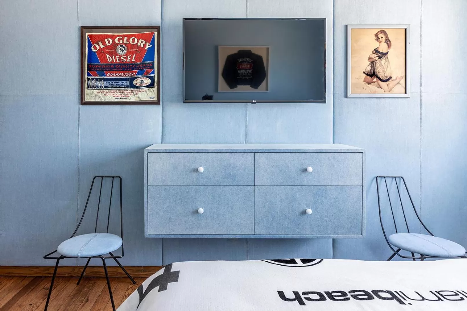 Decorative detail in Pelican Hotel