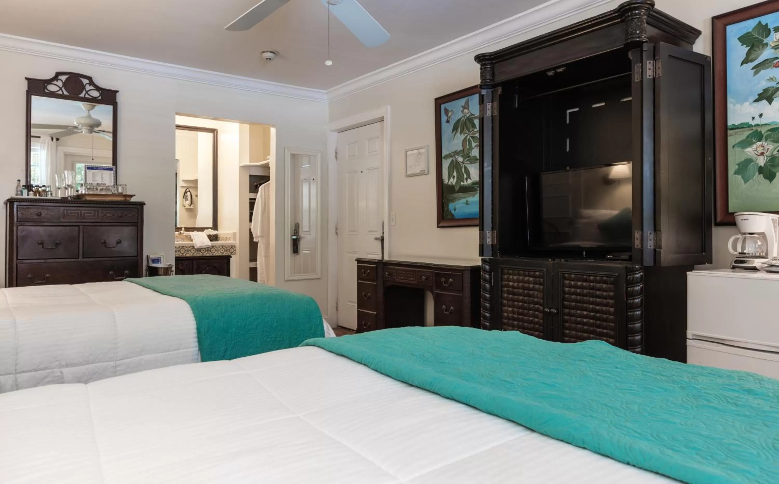 Bedroom, Bed in The Caribbean Court Boutique Hotel